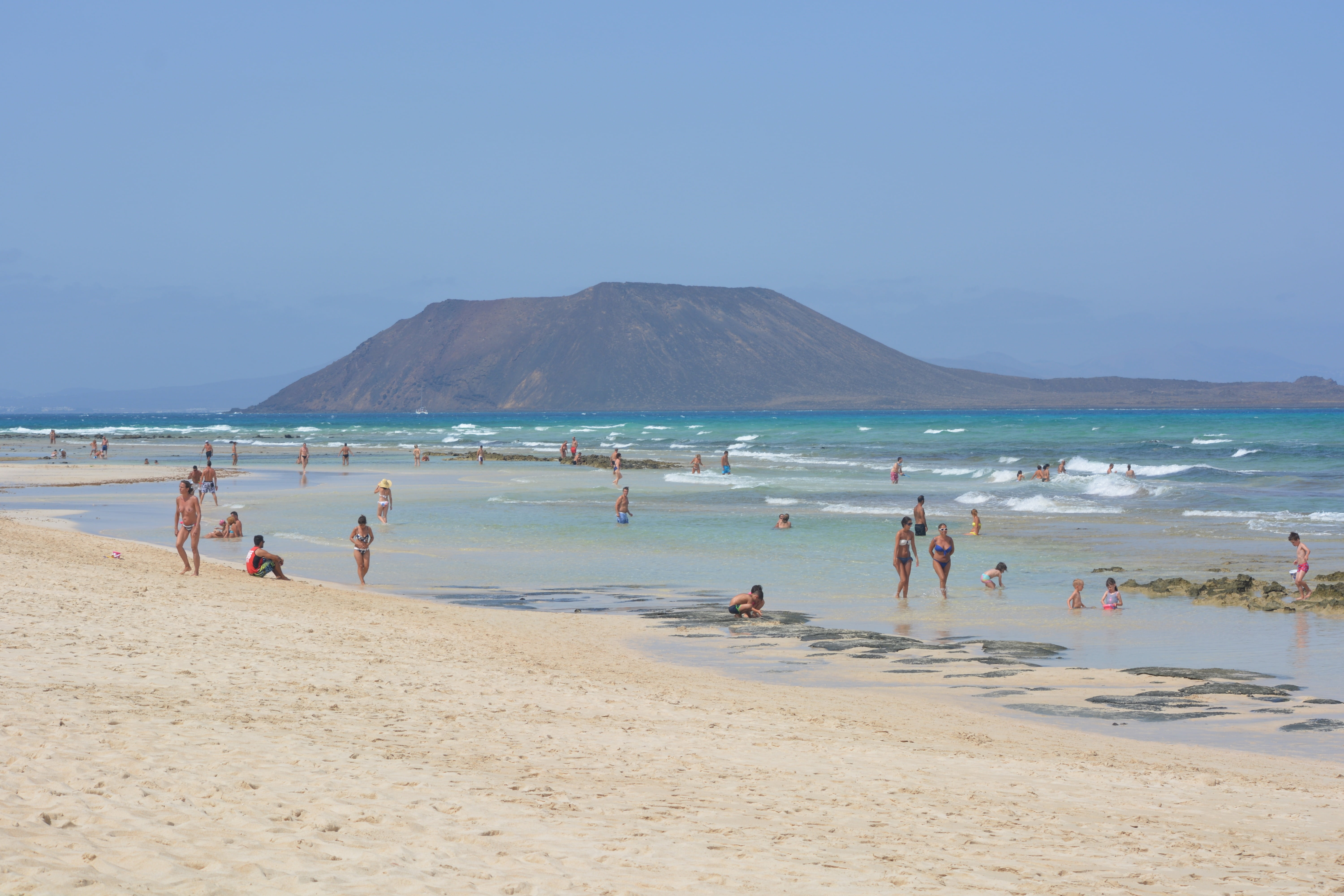 sand, wave, sea, landscape, summer, large group of people, people, isla de lobos, 5K, sky, beauty in nature, vacations, group of people, coastline, crowd, HD Wallpaper