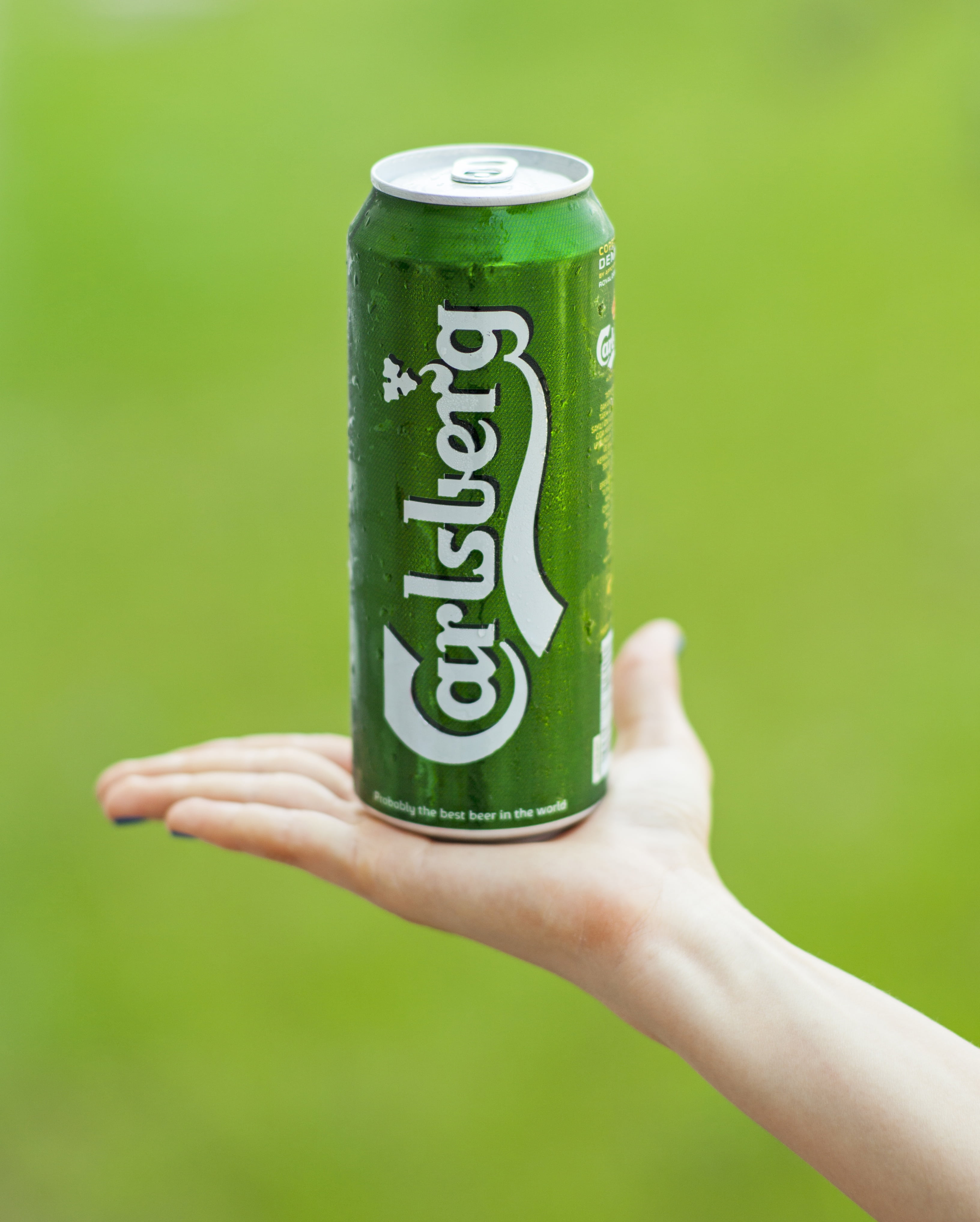 drink, western script, lifestyles, macro, photo, sparkling, food, acidic, unrecognizable person, entertainment, human limb, photography, tin, holding, alcohol, Phone HD Wallpaper