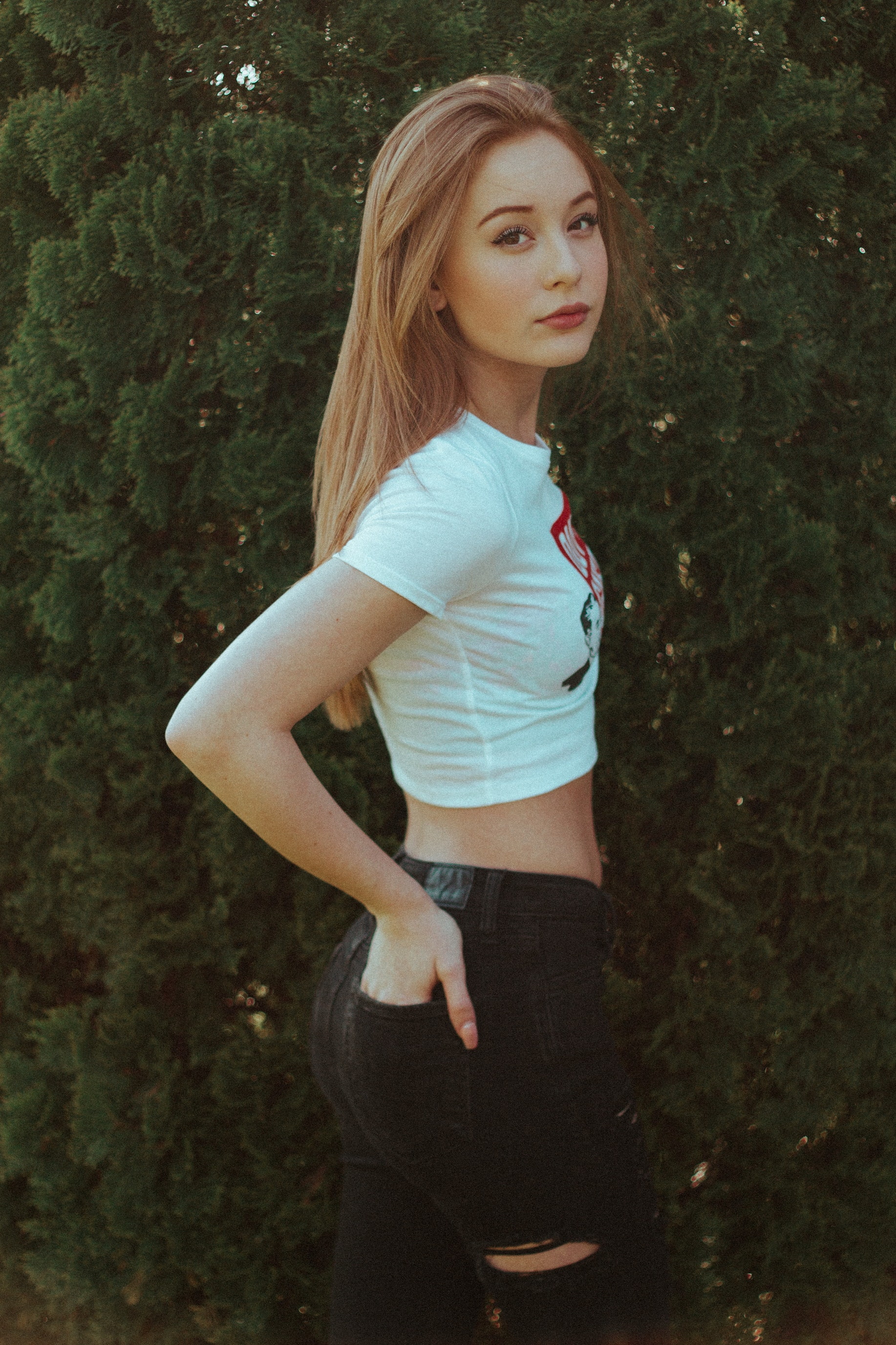 2K, torn jeans, women, blonde, ripped clothes, looking at viewer, women outdoors, brown eyes, white t-shirt, teen, ripped clothing, black pants, straight hair, Phone HD Wallpaper
