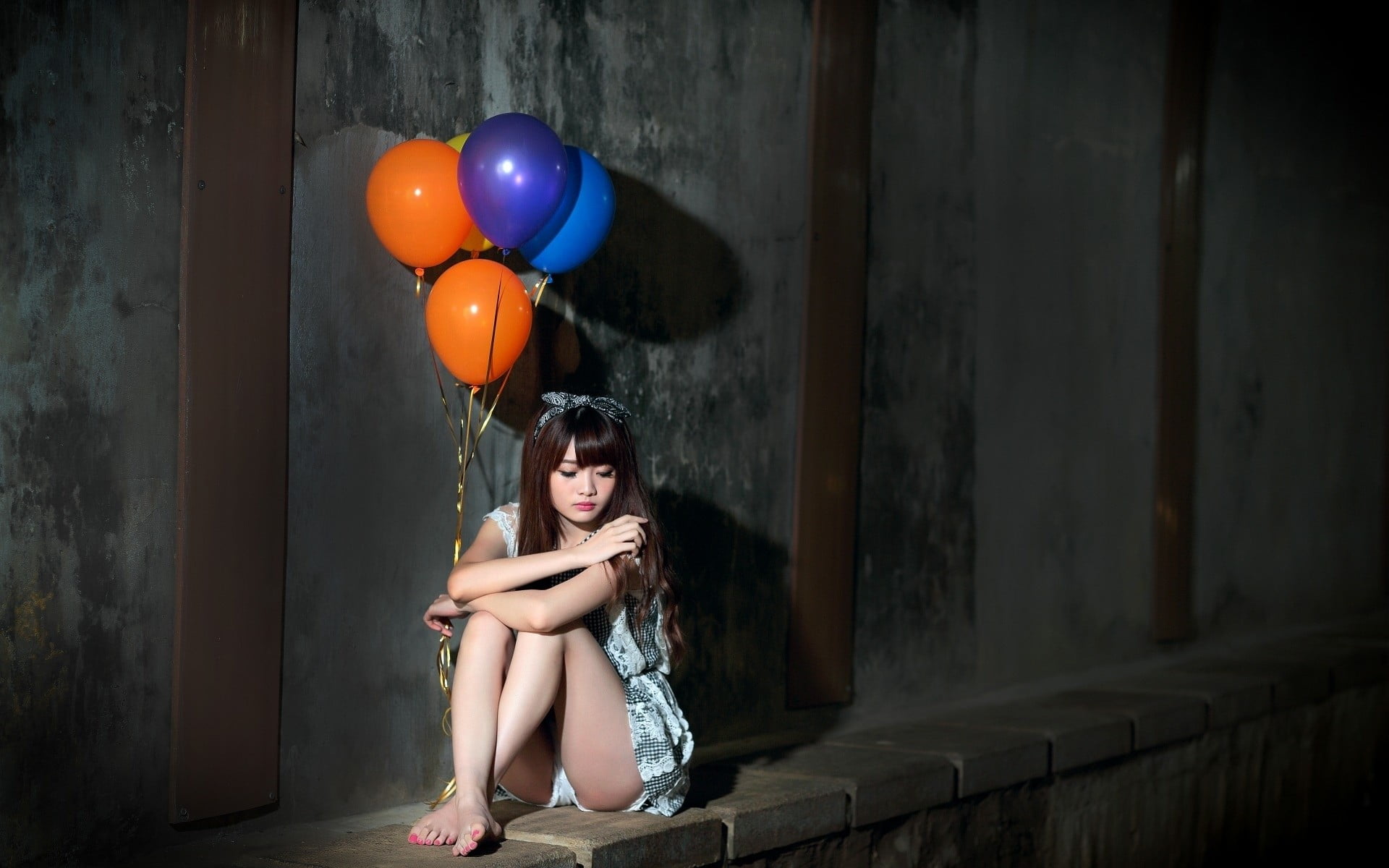 hairstyle, model, beauty, young women, outdoors, brunette, balloon, beautiful woman, holding, built structure, architecture, portrait, bangs, wall, young adult, HD Wallpaper