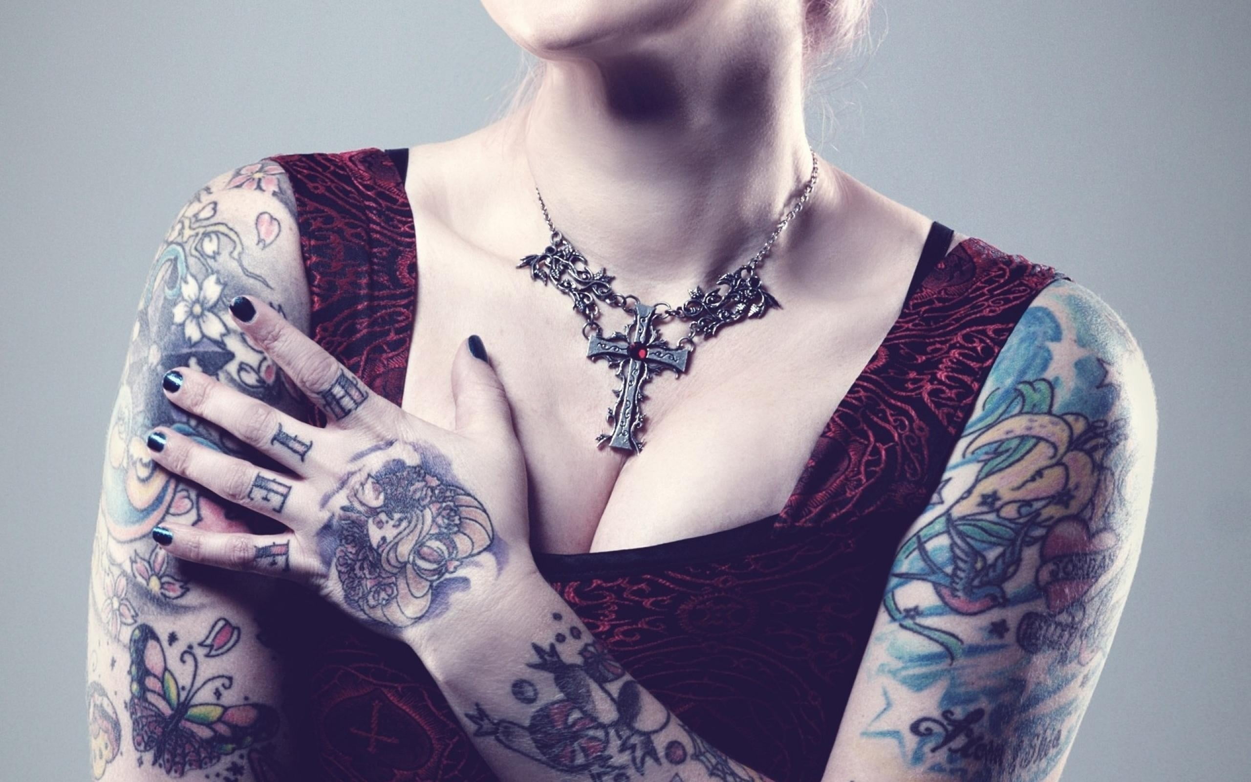 painted nails, casual clothing, midsection, colored, one person, beautiful woman, tattoo, front view, adult, young adult, silver, studio shot, necklace, HD Wallpaper