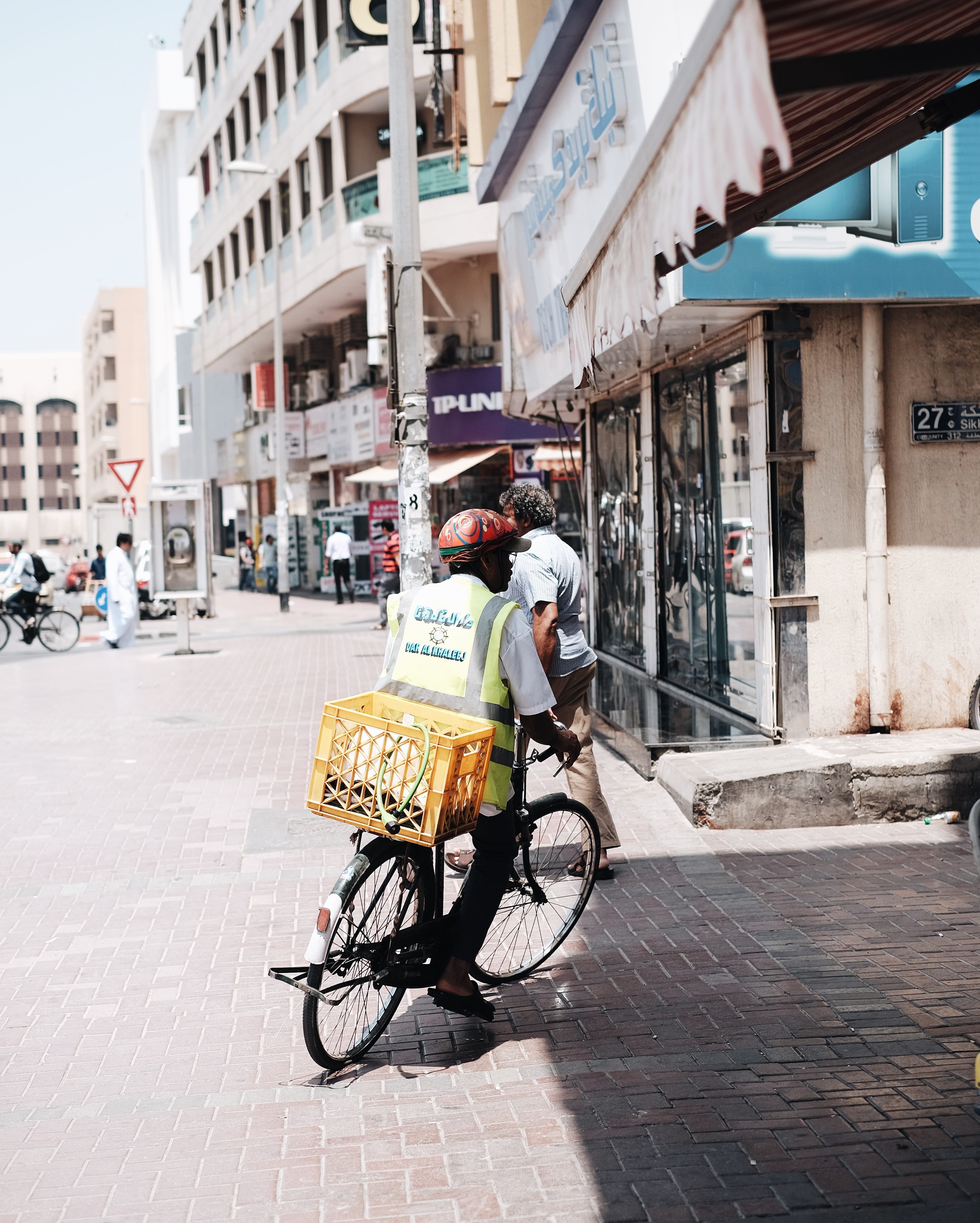 cyclist, bicycle, delivery man, 4K, biking, cycle route, city street, bur dubai, building exterior, bike, movement, street view, cycling, traffic, city, Phone HD Wallpaper
