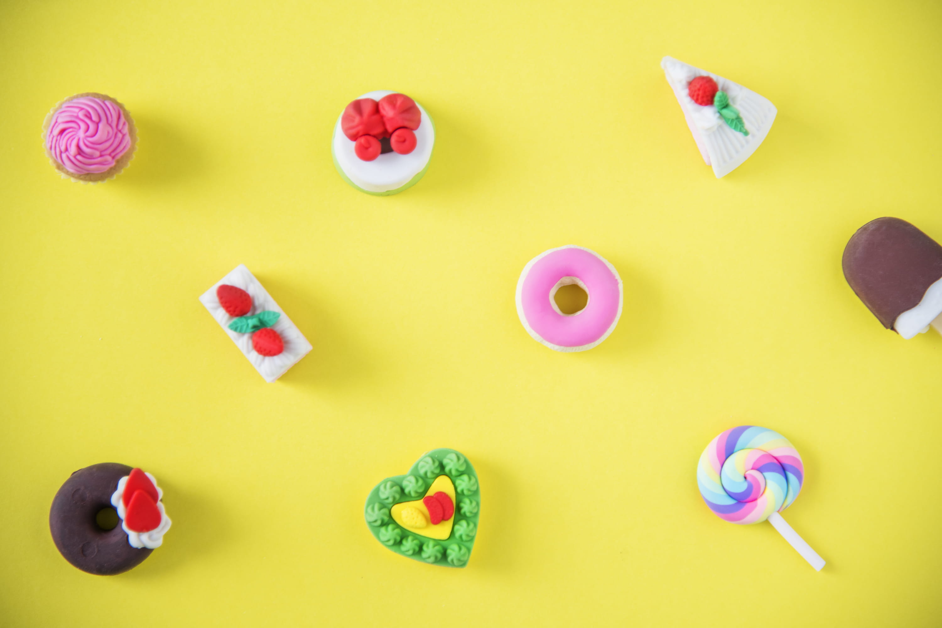 medium group of objects, unhealthy eating, candy, green background, still life, variation, delicious, collection, multi colored, temptation, closeup, cupcake, HD Wallpaper