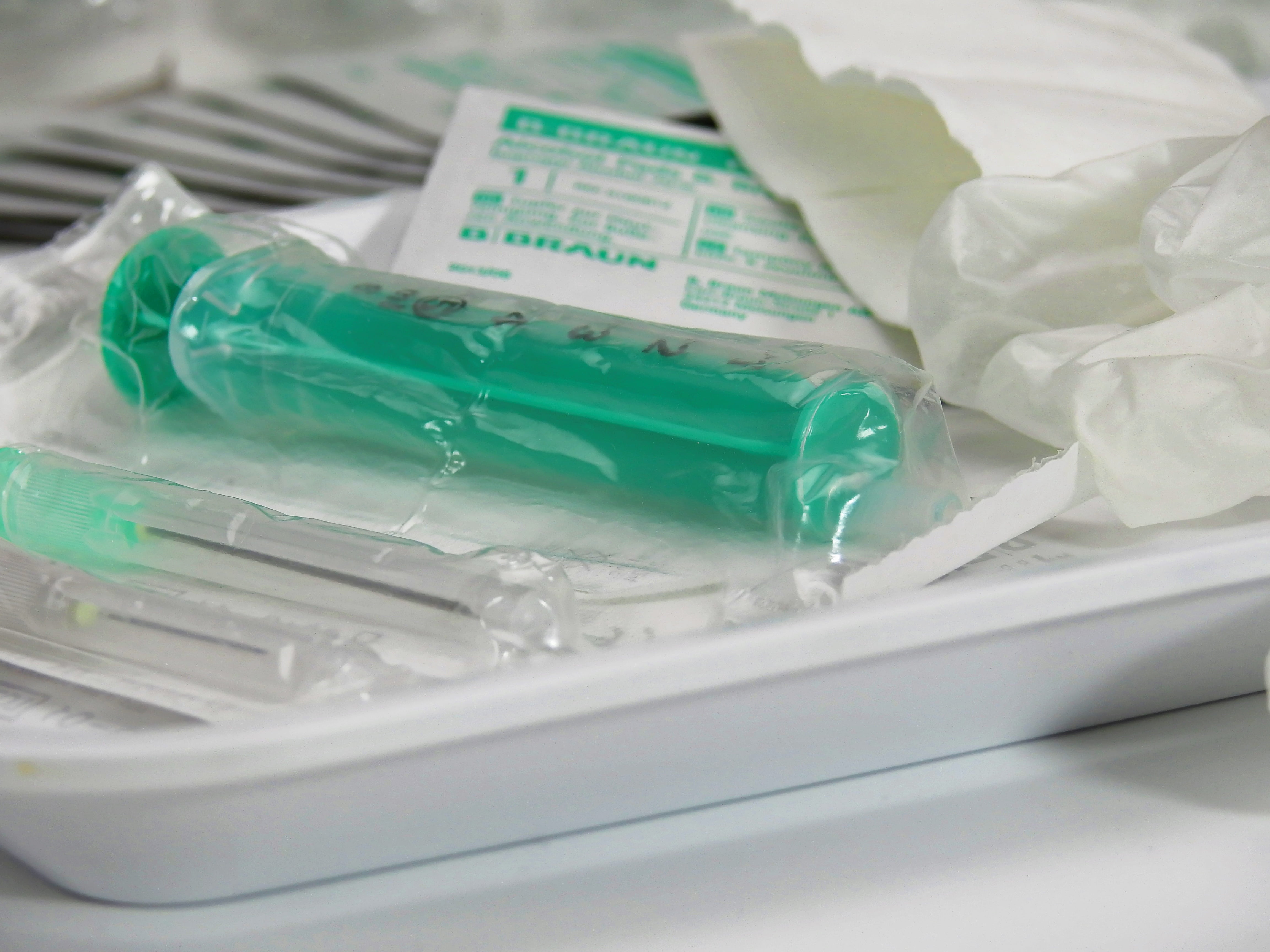 hygiene, western script, science, high angle view, healthcare And Medicine, doctor, bag, medicine, indoors, still life, security, disposable syringe, hypodermic syringe, HD Wallpaper