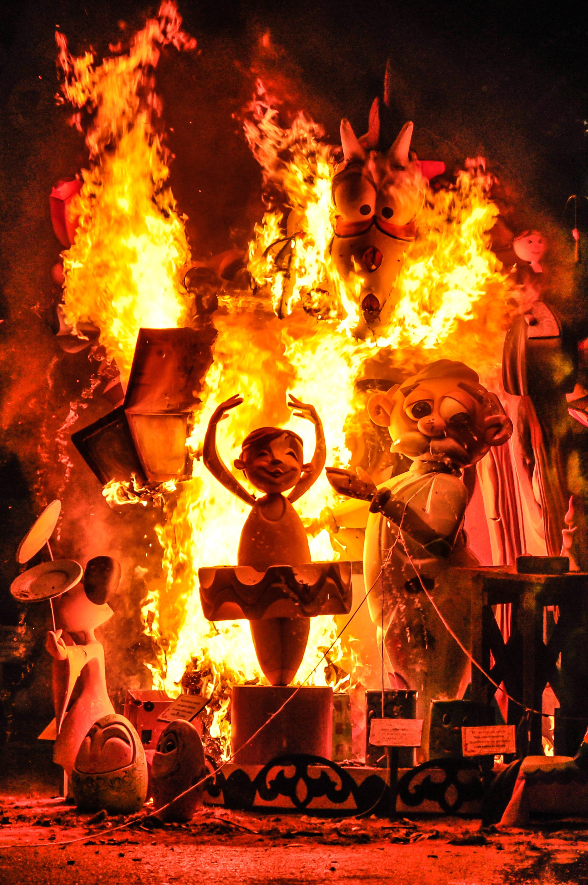 burning, sculpture, art and craft, male likeness, no people, fire - natural phenomenon, failures, alicante, nature, log, outdoors, heat - temperature, burning ninot, Phone HD Wallpaper