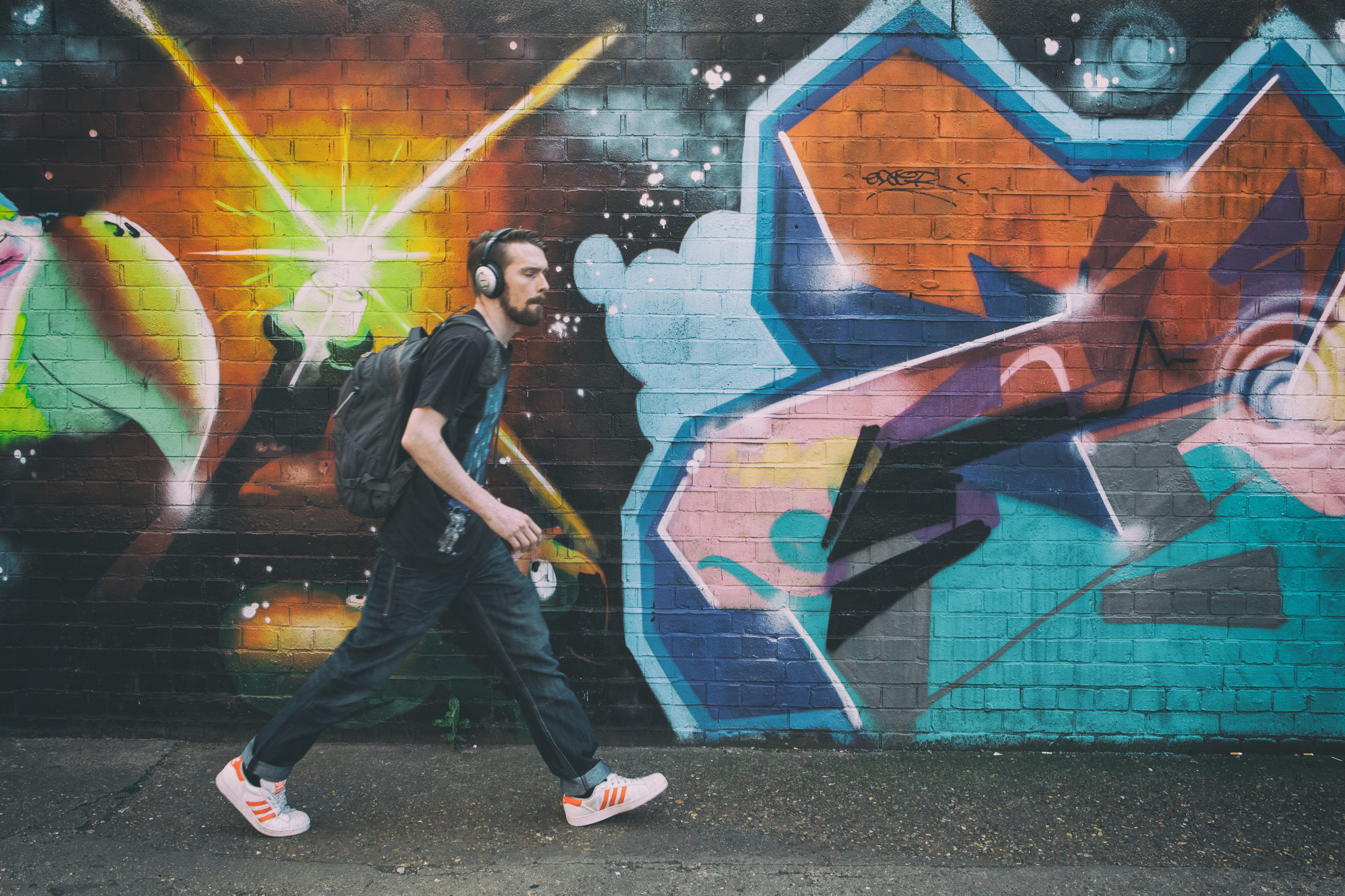 street Art, standing, wall - building feature, paint, captured, 4K, men, city Life, young adult, people, city, day, man, past, East London, adult, art, HD Wallpaper