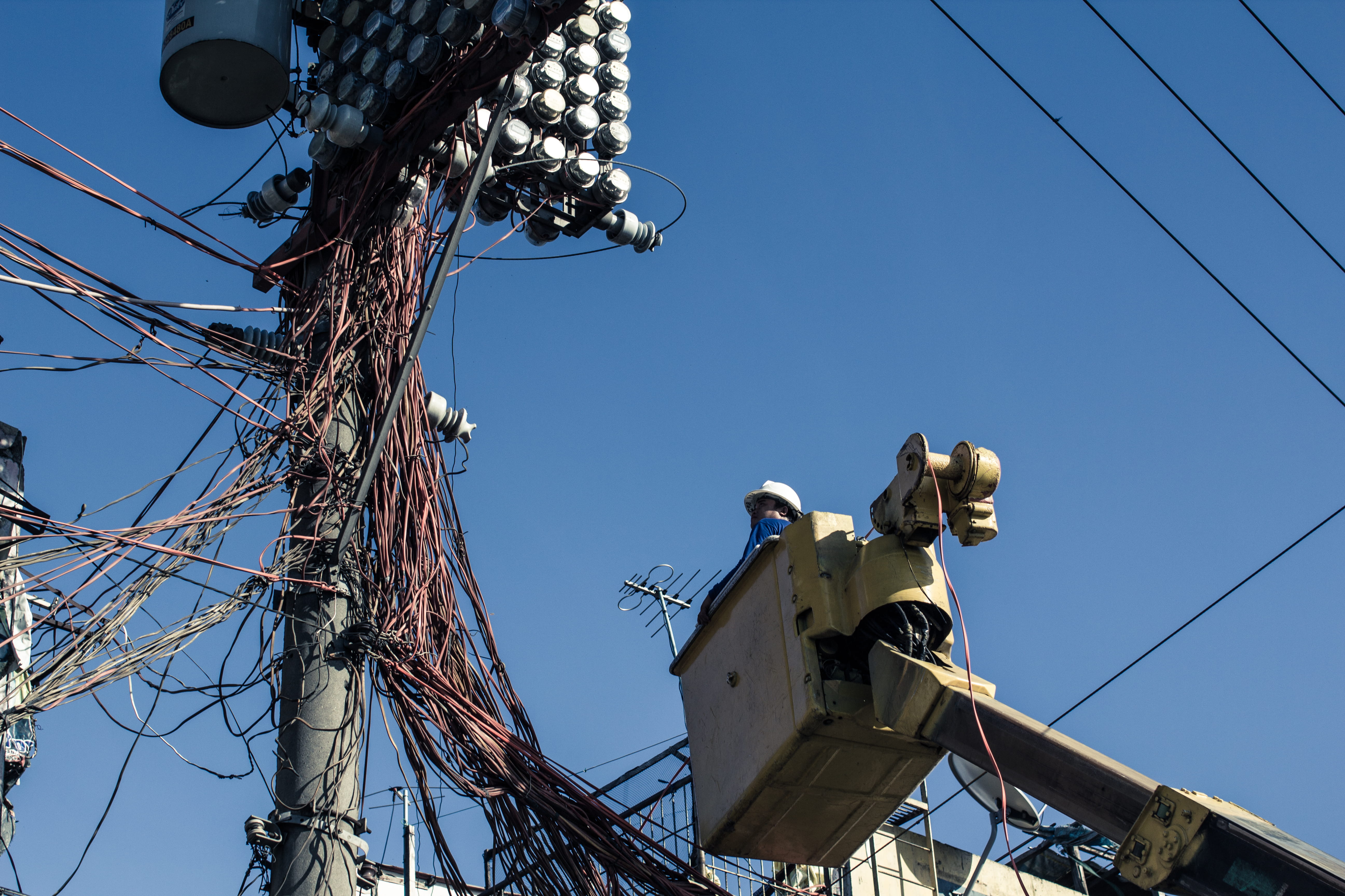 pole, job, nature, service, stall, electrician working, mode of transportation, safety, clear sky, metro manila, repair man, complexity, fuel and power generation, HD Wallpaper