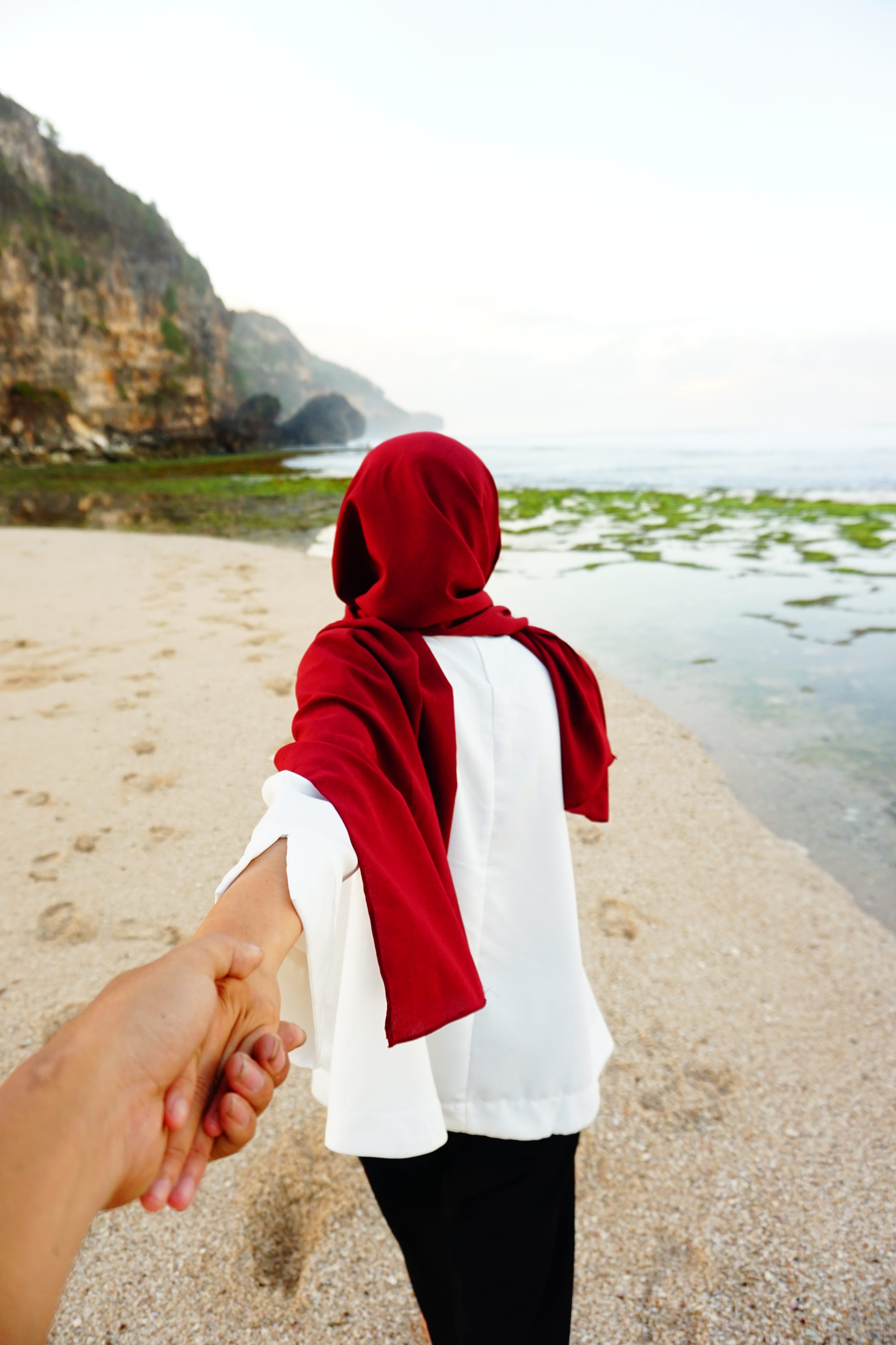 morning bach, water, bach, muslim woman, muslim girl, beauty in nature, hood - clothing, nature, 5K, hijab, lifestyles, real people, sea, three quarter length, Phone HD Wallpaper