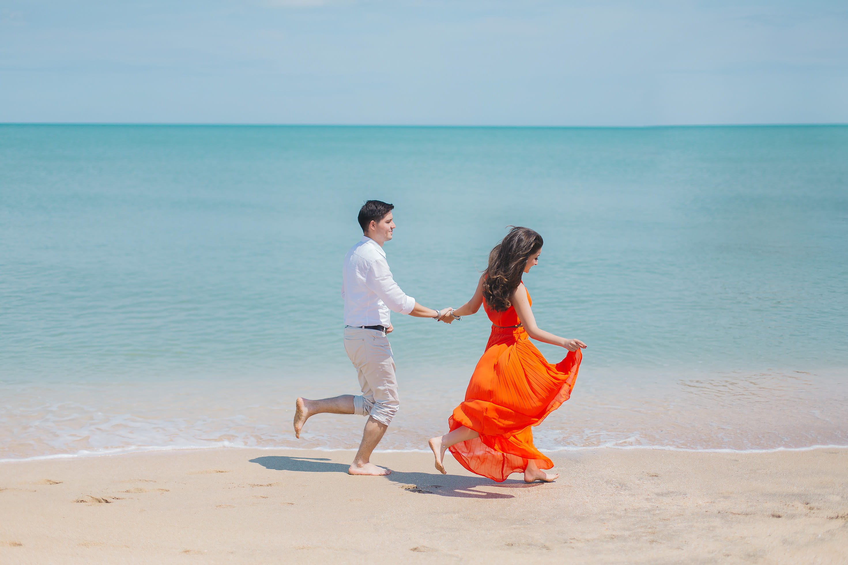 seashore, sand, young women, ocean, woman, holding hands, walks, daylight, full length, women, positive emotion, lifestyles, green, togetherness, bonding, HD Wallpaper