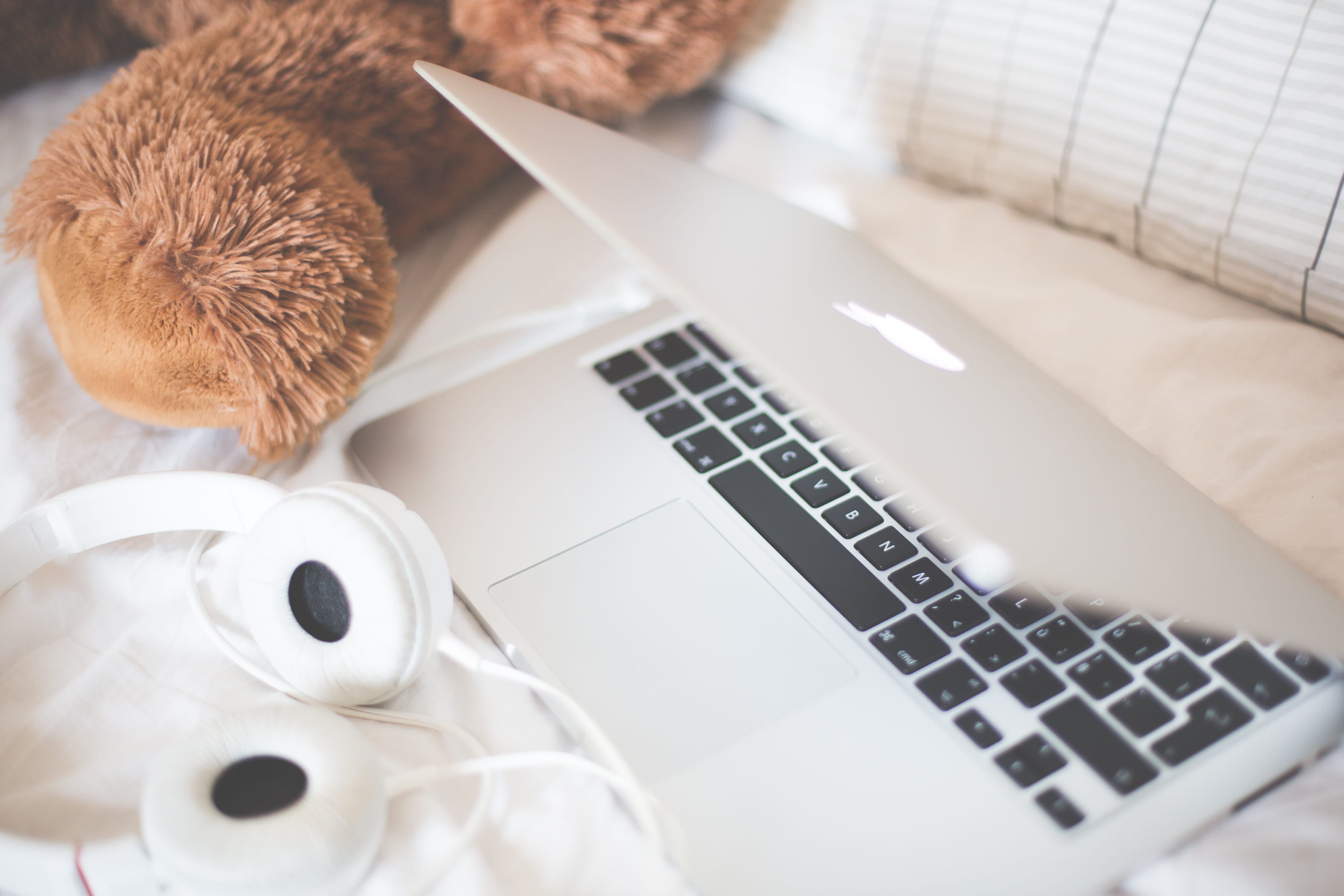 indoors, communication, headphones, furniture, Music, no people, in Bed, creativity, technology, table, using laptop, computer equipment, internet, high angle view, HD Wallpaper