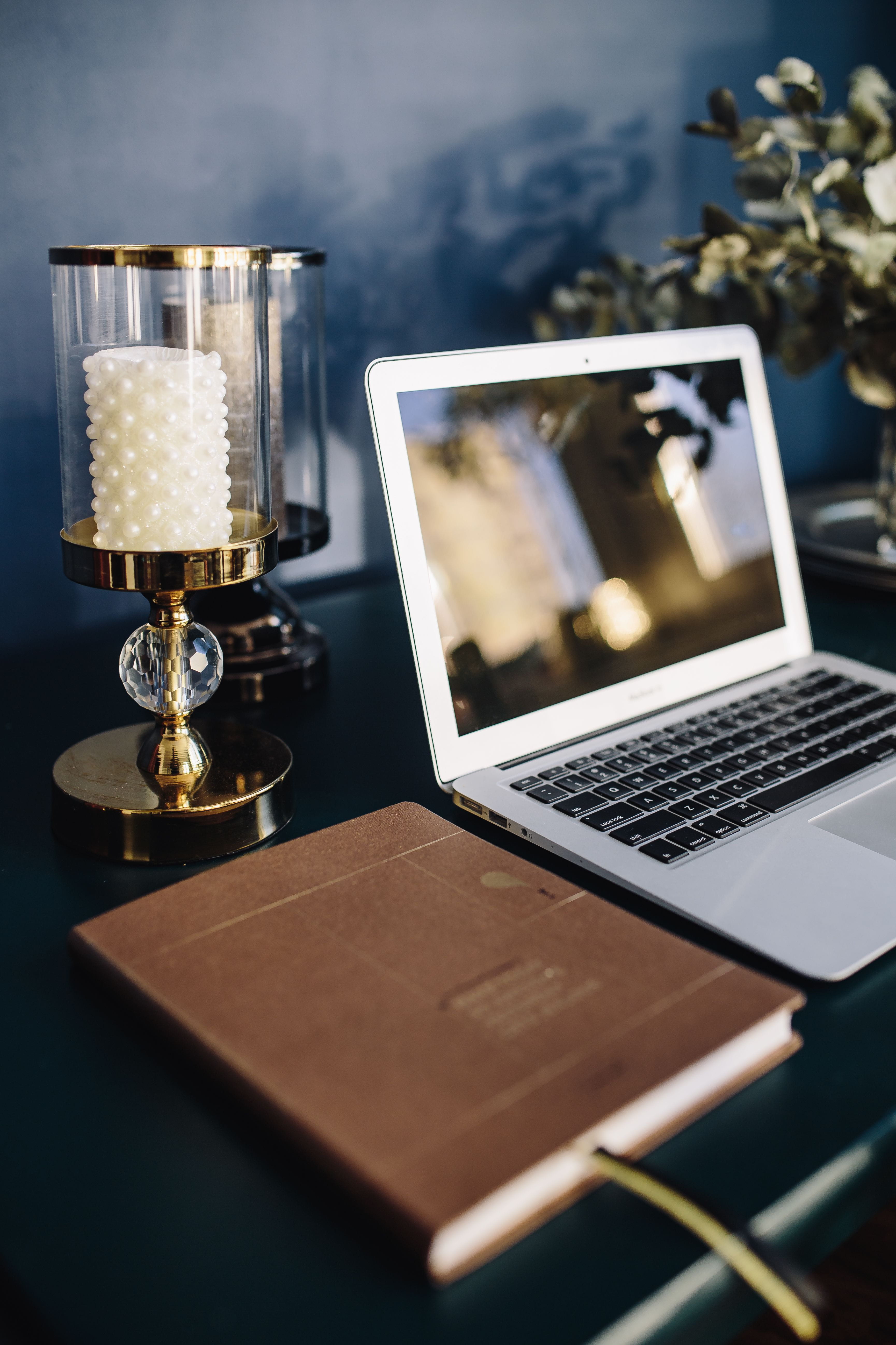 computer equipment, chair, tech, portable information device, working, wooden desk, focus on foreground, selective focus, wireless technology, calendar, Phone HD Wallpaper