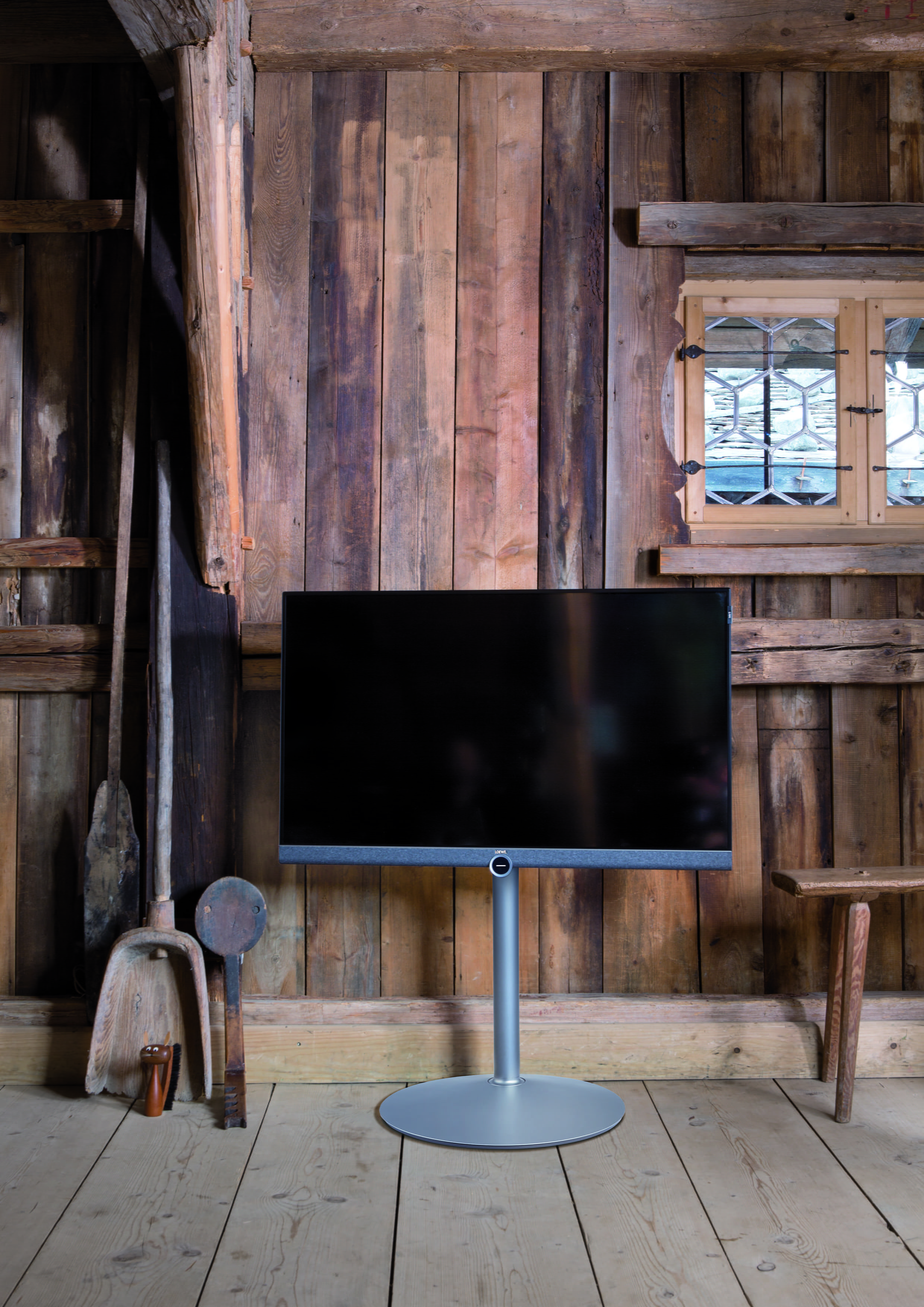 furniture, wood - material, wood, cottage, living, indoors, loewe, tech, hearth, built structure, no people, building, table, tv, chair, seat, ceiling, Phone HD Wallpaper
