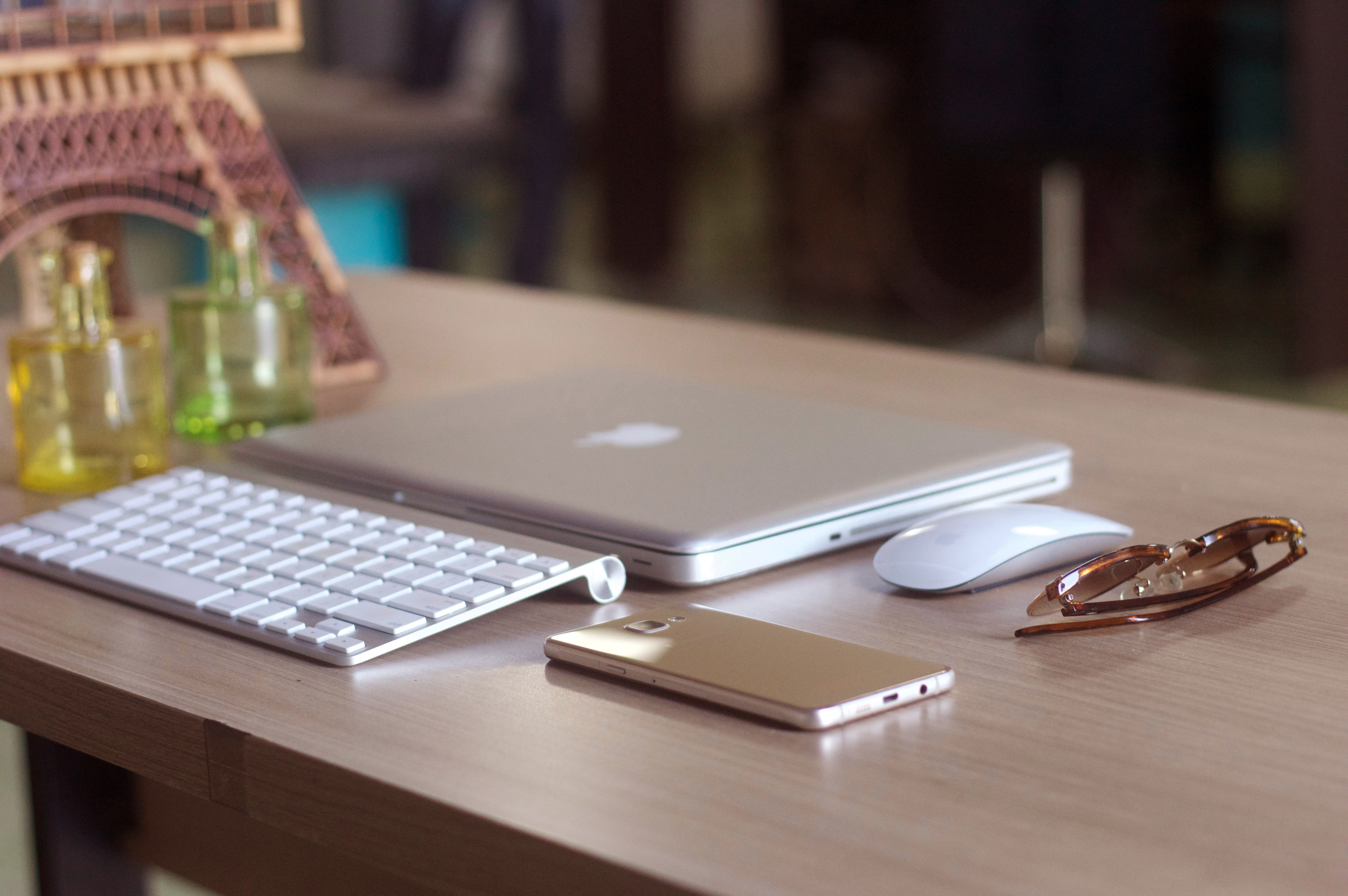 no people, design, smart phone, technology, portable information device, wireless technology, laptop, patos de minas, connection, macbookpro, HD Wallpaper