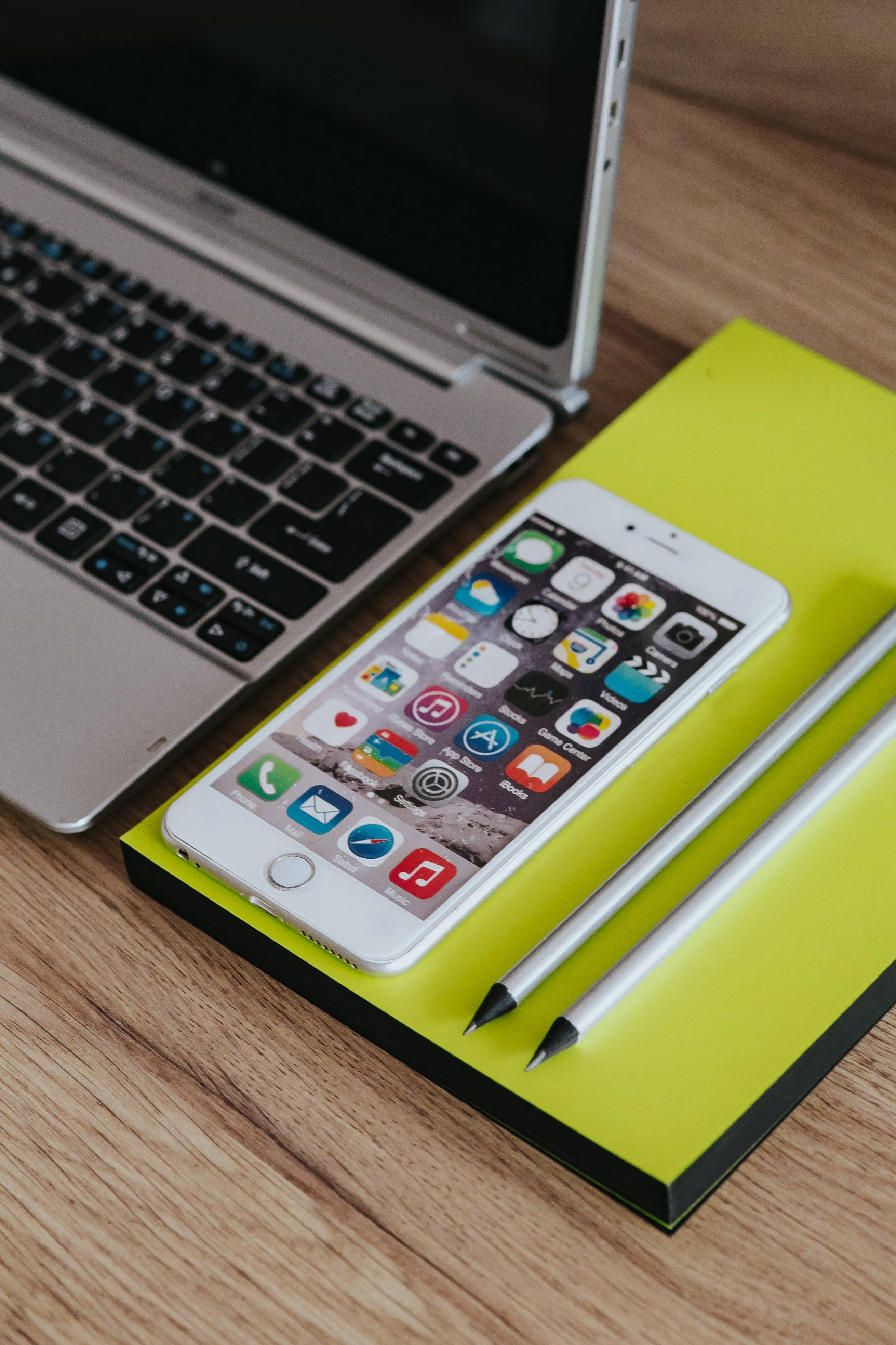 internet, keypad, indoors, push button, desk, smartphone, white, device screen, Apple iPhone, Apple, notepad, computer keyboard, work, still life, technology, Phone HD Wallpaper