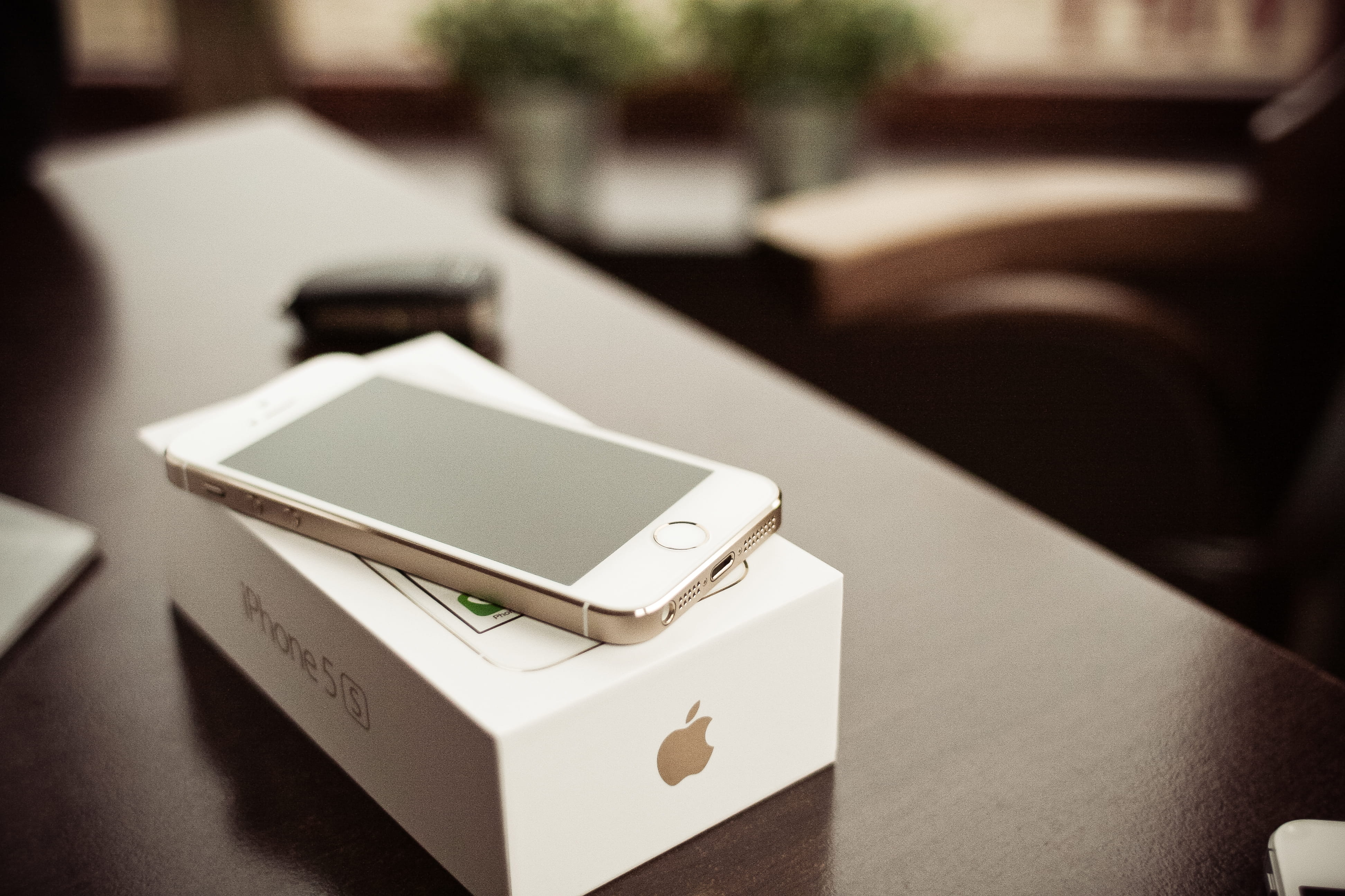 wireless technology, day, s, iPhone 5S, desk, unboxing, technology, selective focus, still life, box, focus on foreground, life events, business, mobile, HD Wallpaper