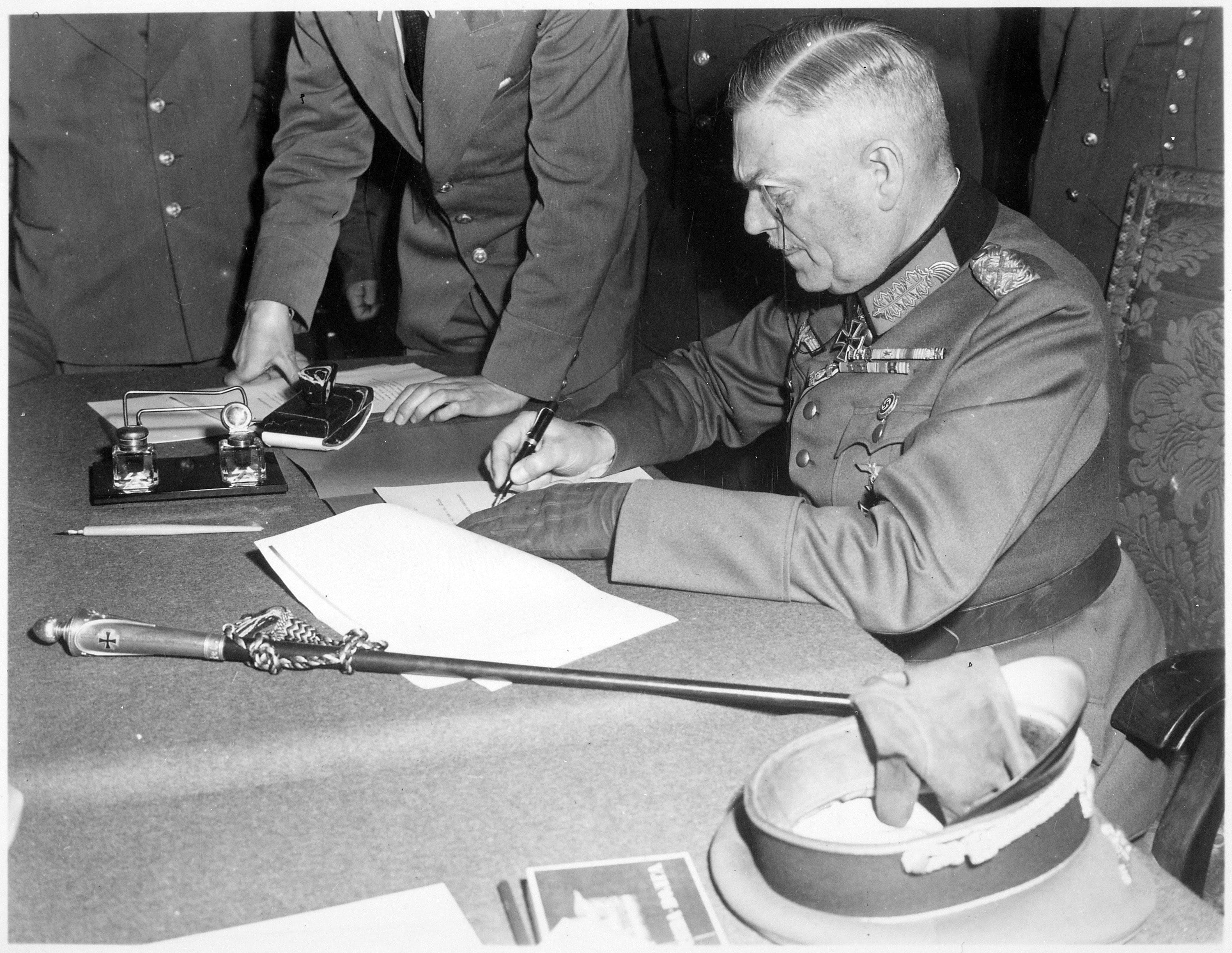 lifestyles, holding, unconditional surrender, VE Day, field marshall wilhelm, wilhelm, Wilhelm Keitel, world war ii, Victory in Europe, casual clothing, HD Wallpaper