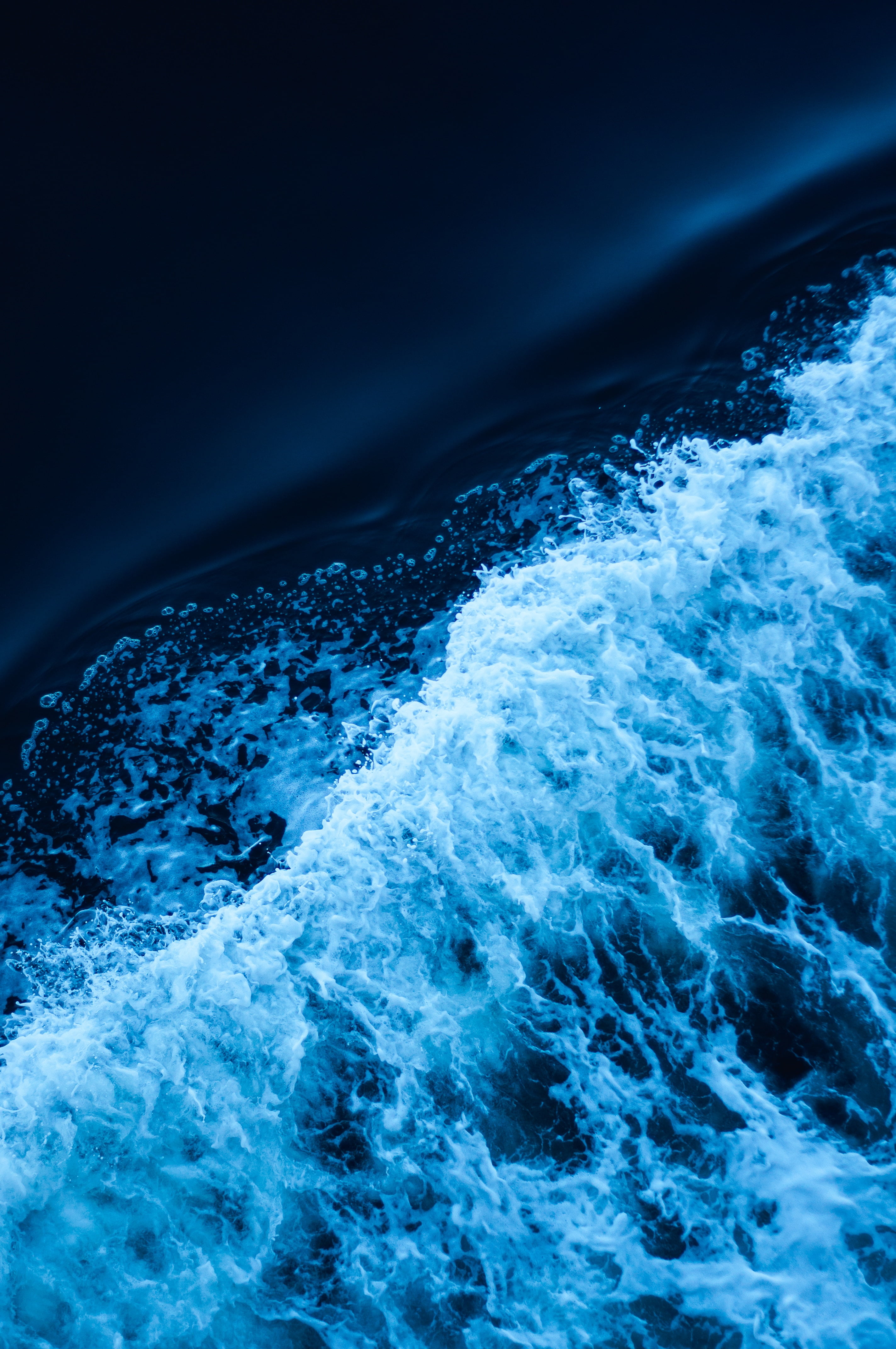 black background, sport, 4K, surf, deep, bubble, sea, power in nature, flowing, wet, beauty in nature, ripple, motion, aquatic sport, abstract backgrounds, Phone HD Wallpaper