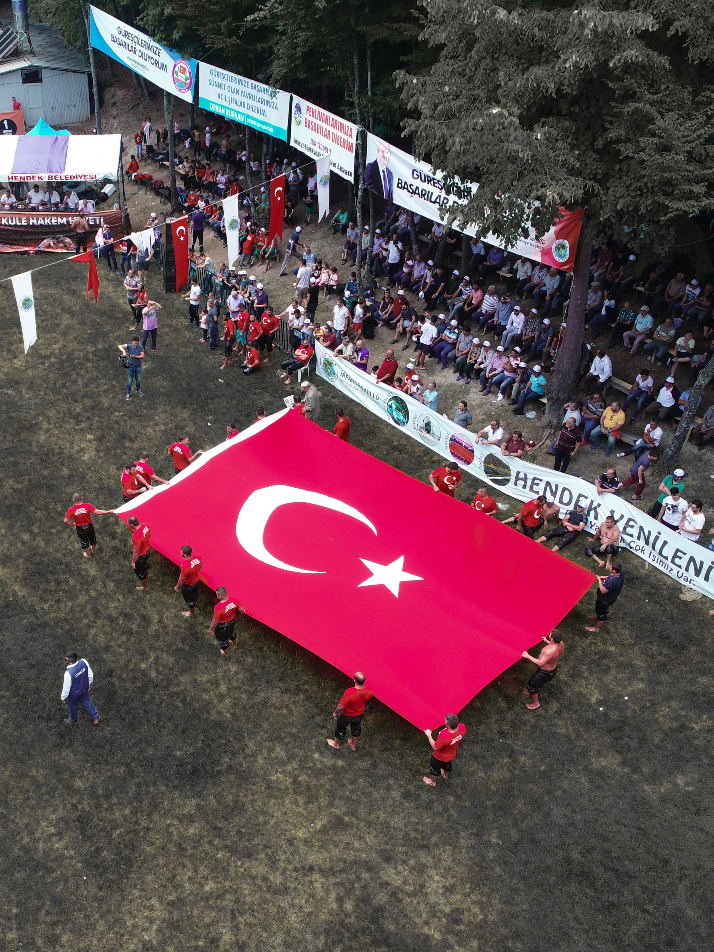 building exterior, selman dede mesire alani ve hayvanat bahcesi, red, tree, transportation, large group of people, high angle view, incidental people, real people, Phone HD Wallpaper