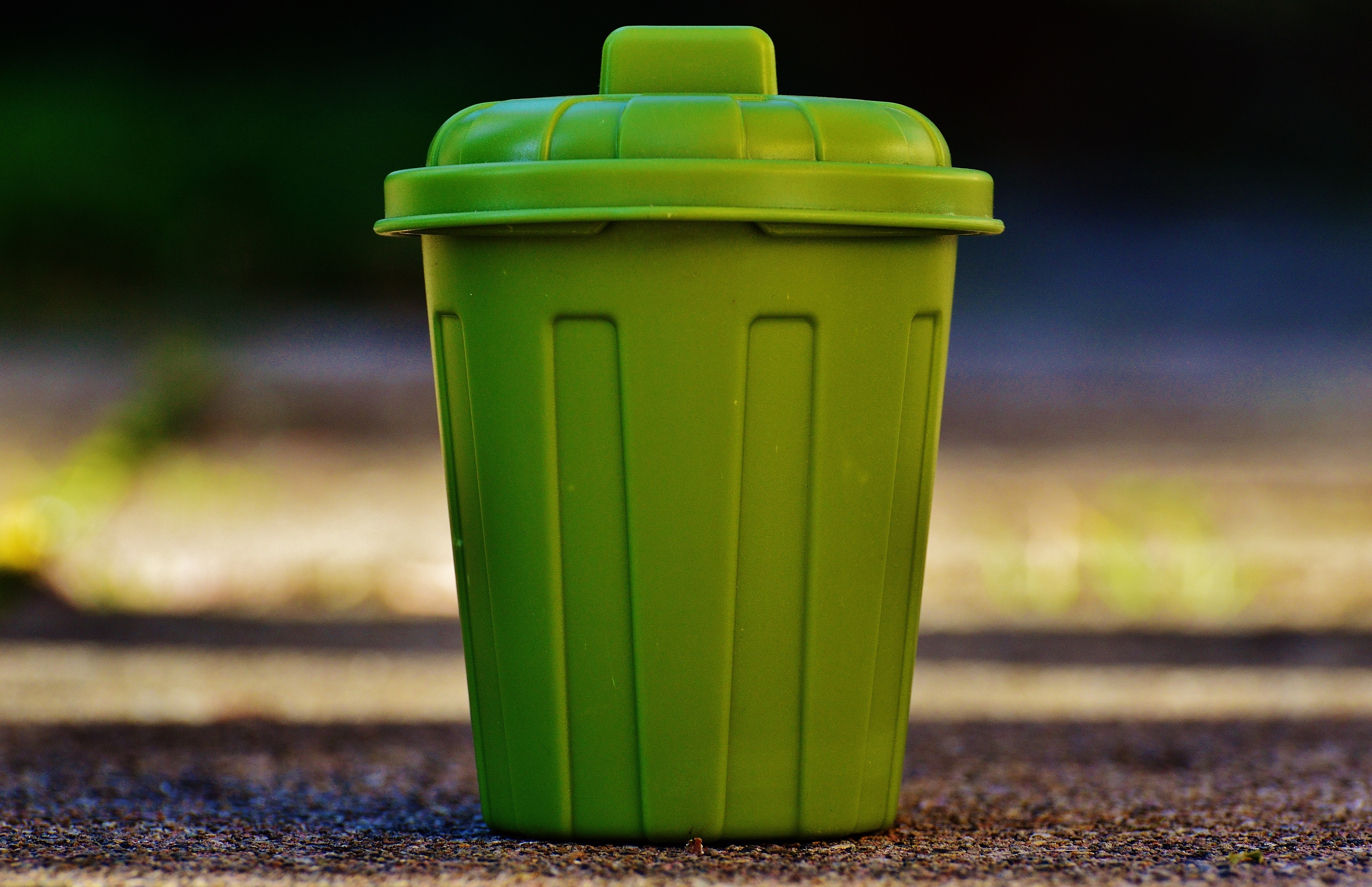 recycling bin, nature, dustbin, yellow, garbage can, photography, waste, close-up, focus, road, green, still life, bucket, outdoors, footpath, plastic, HD Wallpaper
