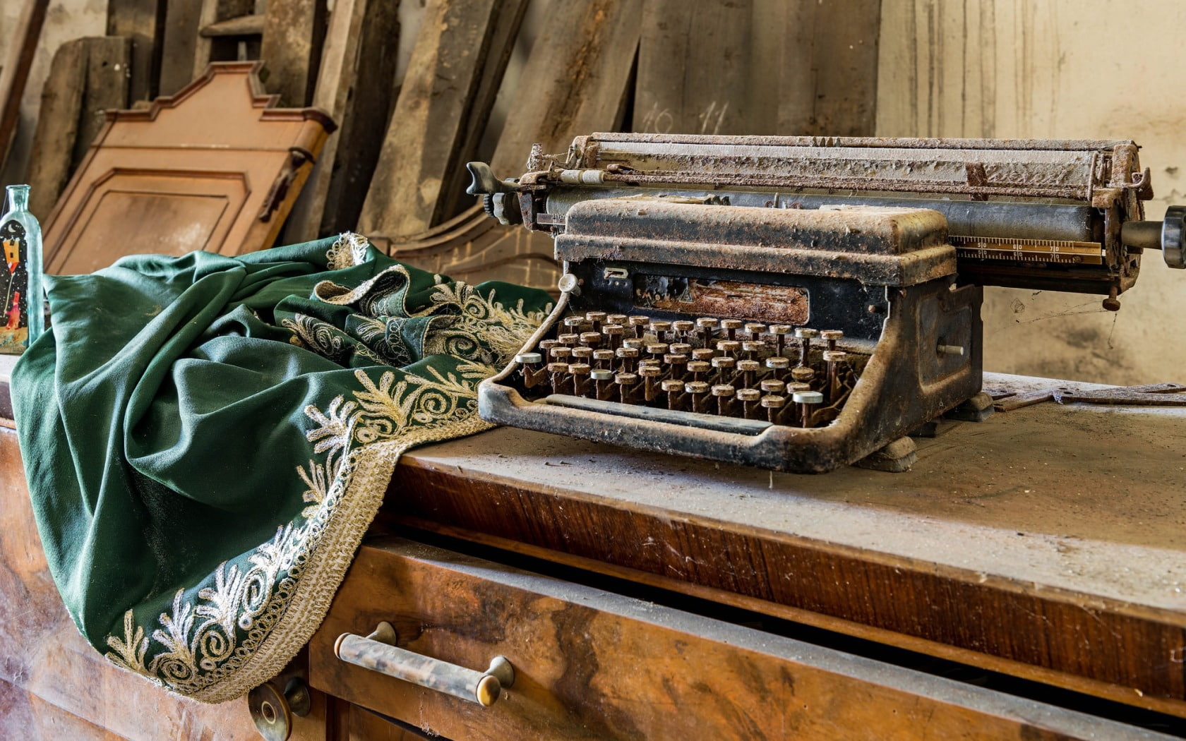 old, green color, history, metal, retro styled, wood - material, typewriters, decline, obsolete, indoors, 720P, high angle view, antique, no people, typewriter, HD Wallpaper