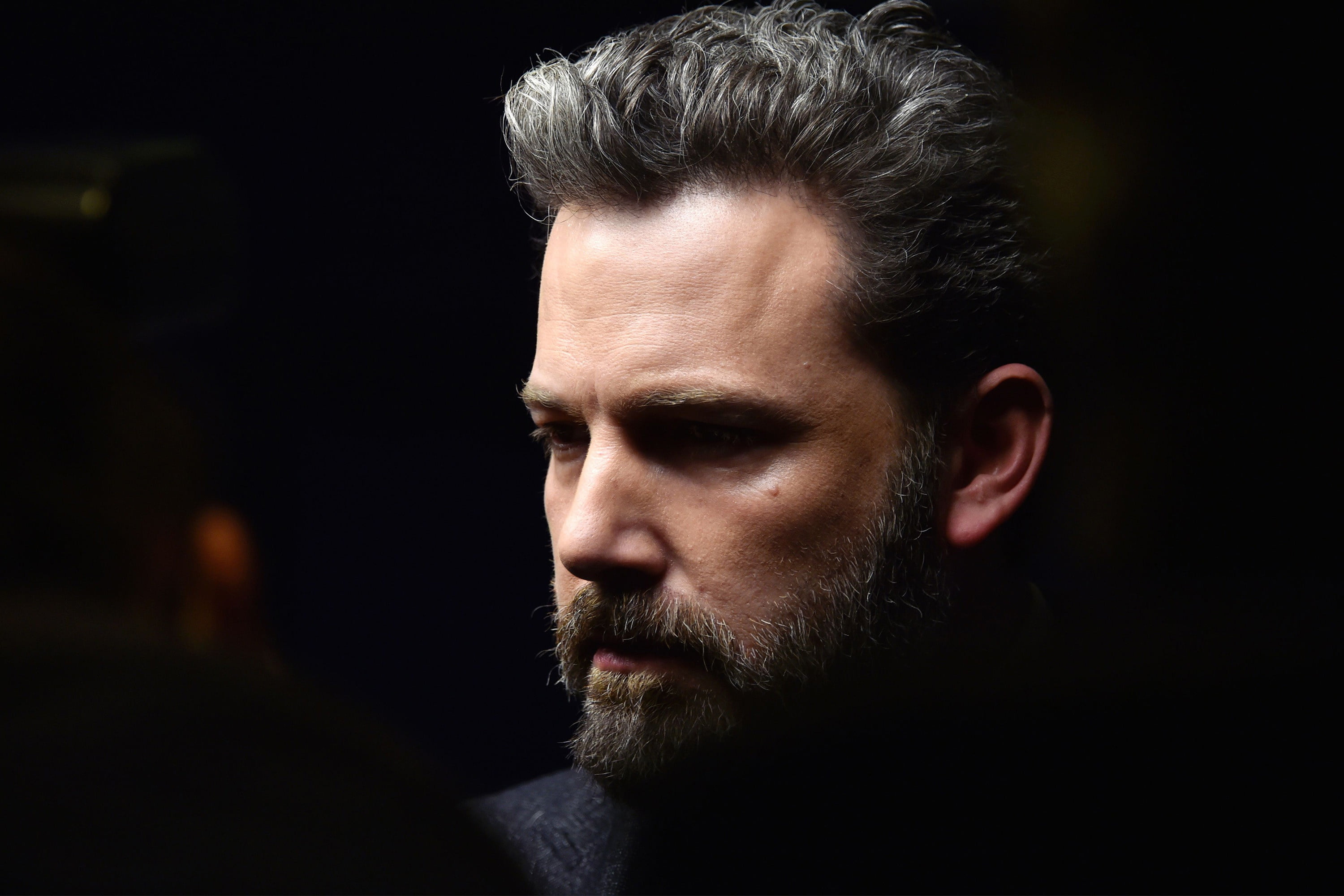 look, filmmaker, film director, writer, actor, background is dark, screenwriter, beard, producer, Ben Affleck, the dark background, 2K, view, HD Wallpaper