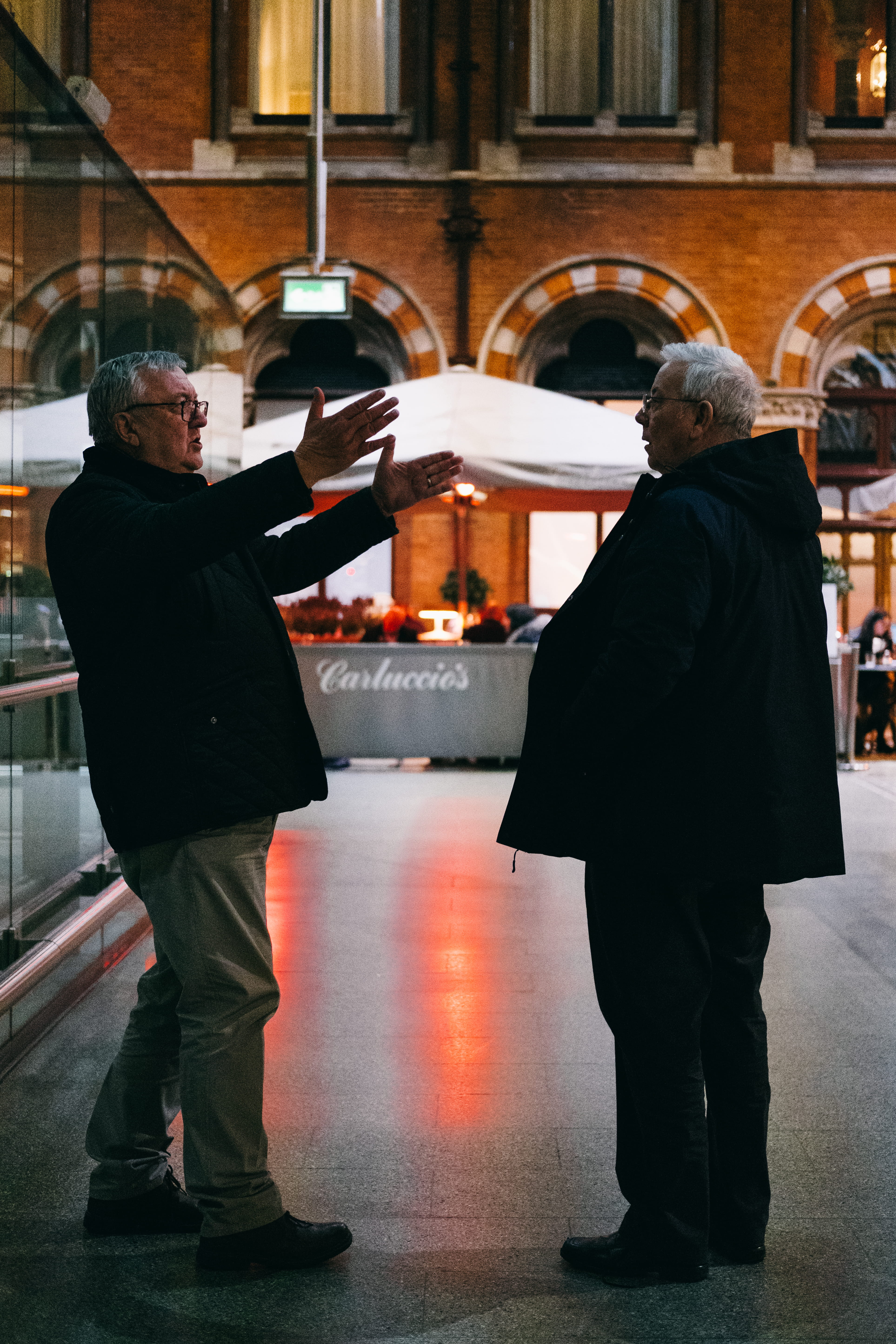 street photography, street, united kingdom, animated, senior adult, lifestyles, heated debate, architecture, building exterior, what, built structure, london, Phone HD Wallpaper