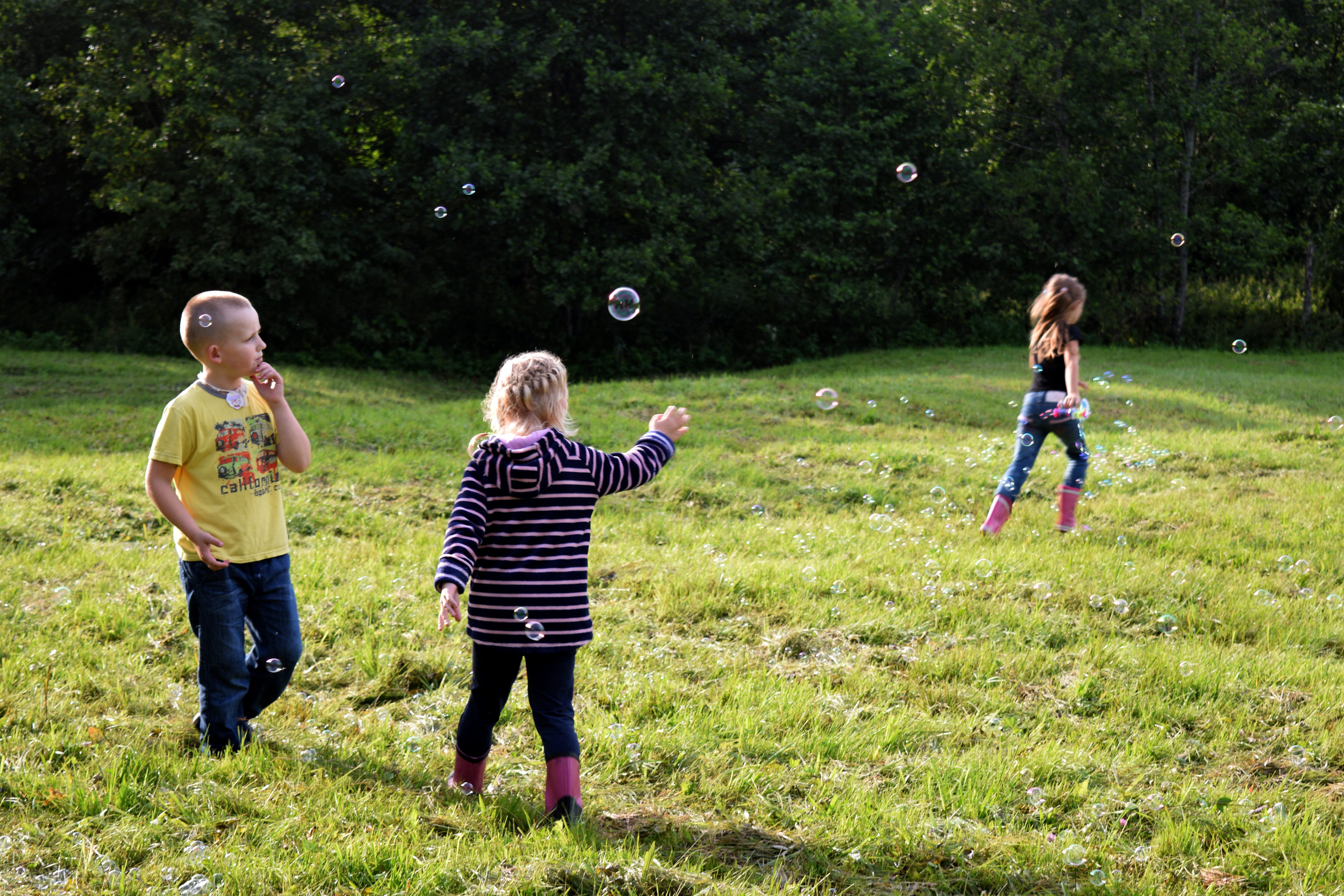 friends, boy, nature, standing, women, kids, leaving, sister, outdoor, bubbles, girls, casual clothing, outdoors, childhood, grass, togetherness, innocence, HD Wallpaper
