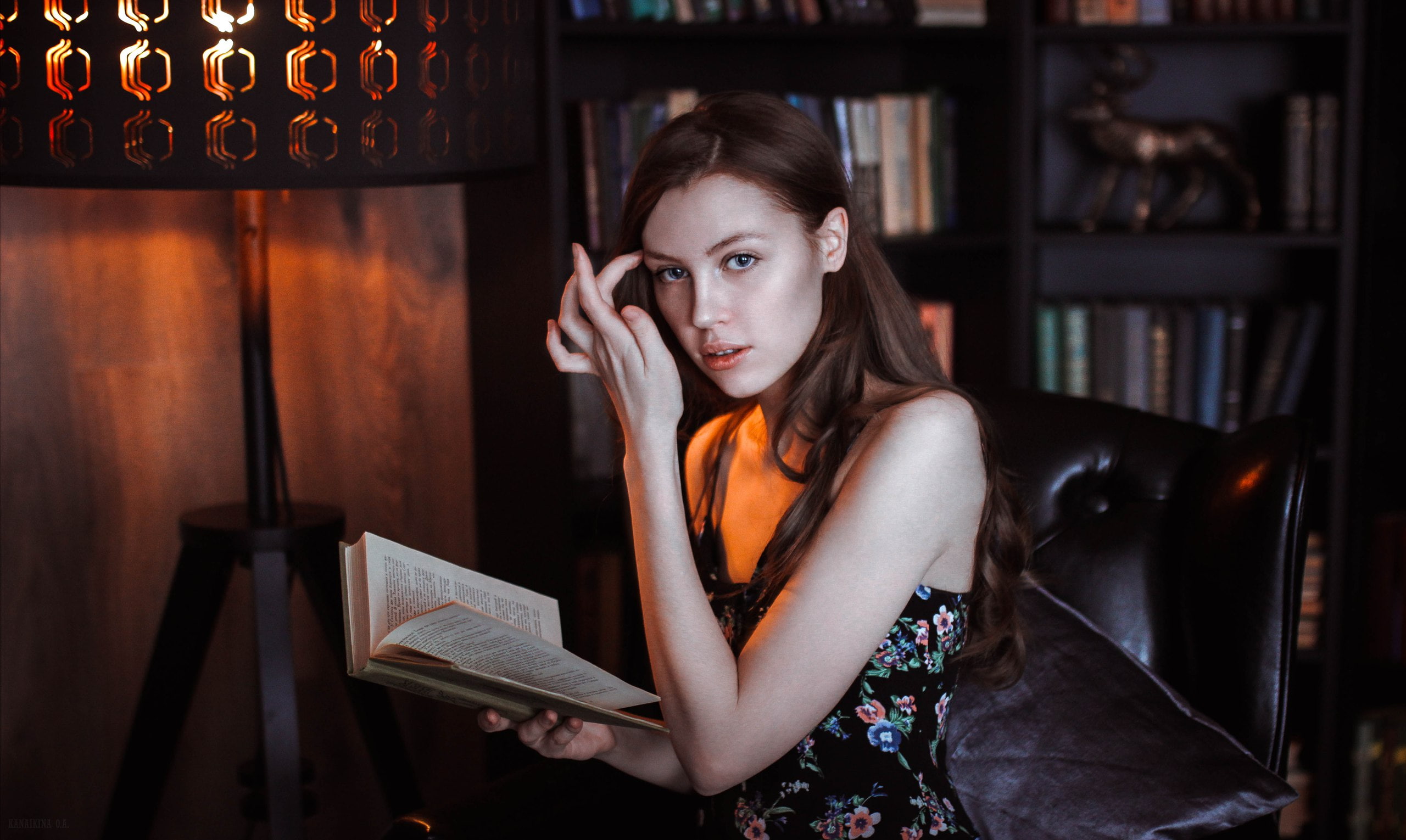publication, young women, women, brown hair, one person, communication, wireless technology, beautiful woman, books, 2K, contemplation, looking, portrait, HD Wallpaper