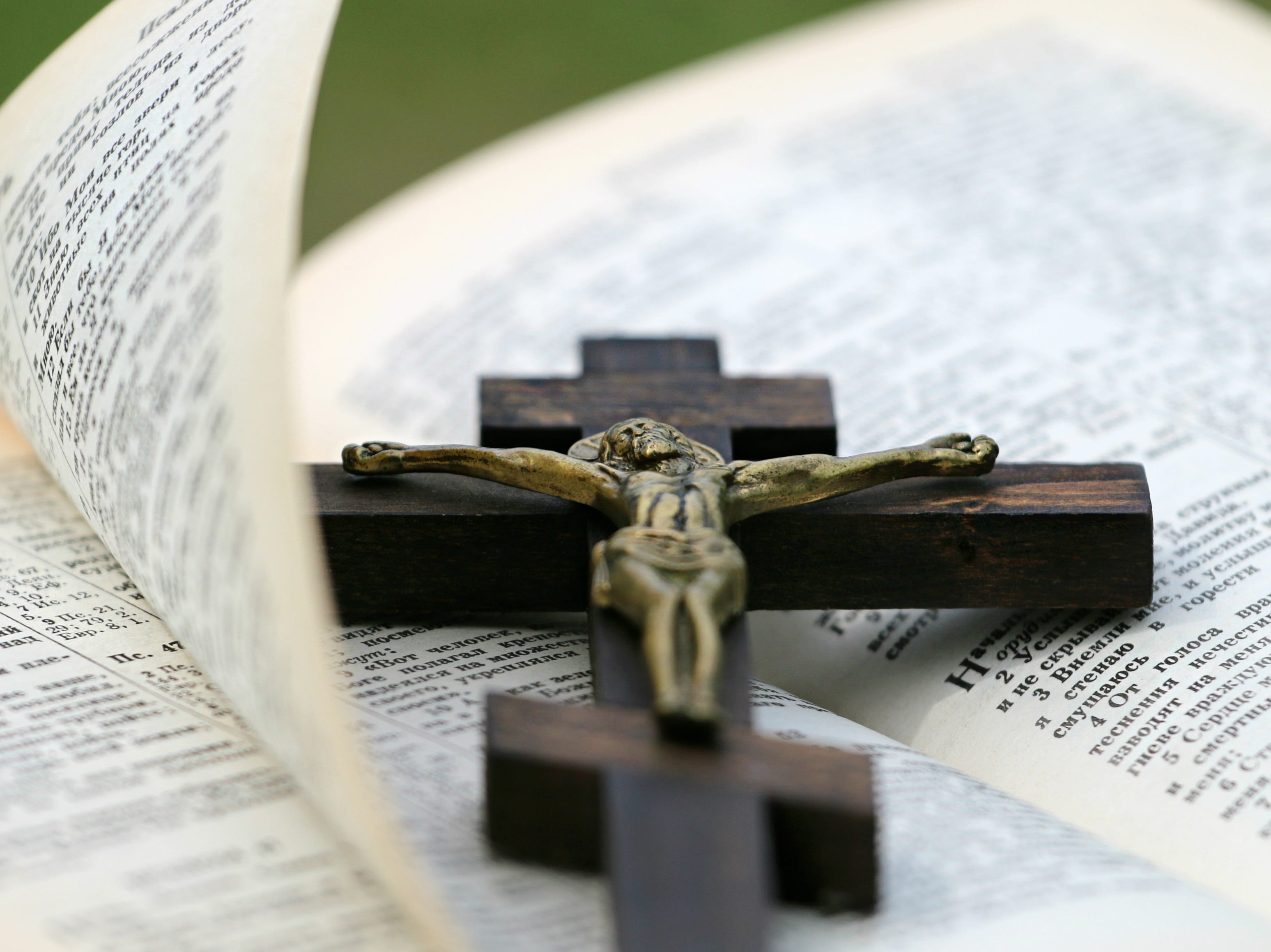 no people, spirituality, close-up, soul, jesus, security, page, psalms, god, crucifix, open, metal, belief, bible, religion, vera, wooden, brown, paper, HD Wallpaper
