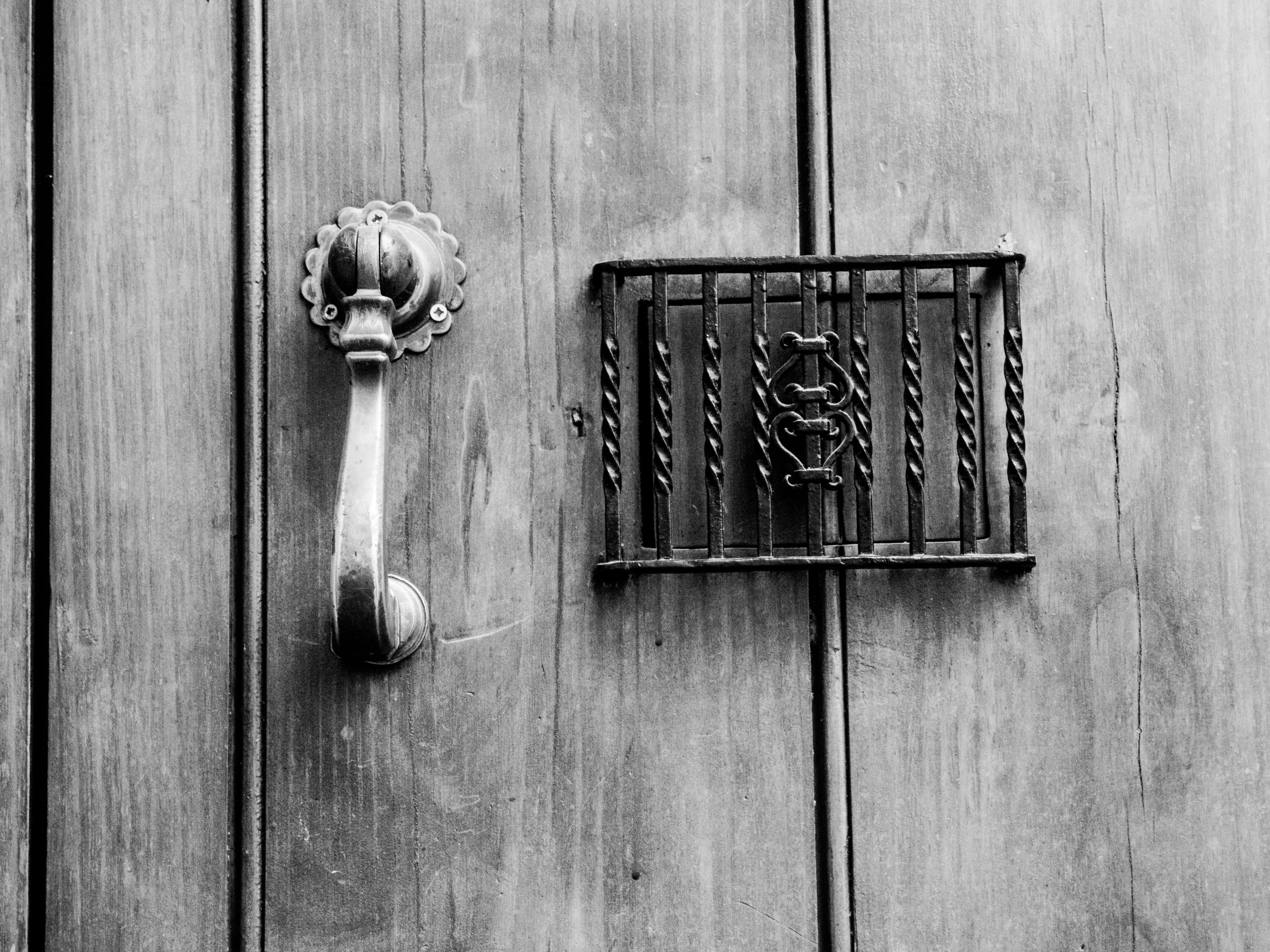 indoors, safety, wood, doorknob, no people, call, caller, close-up, entrance, knock knock, knob, house, old, wall - building feature, door knocker, security, HD Wallpaper