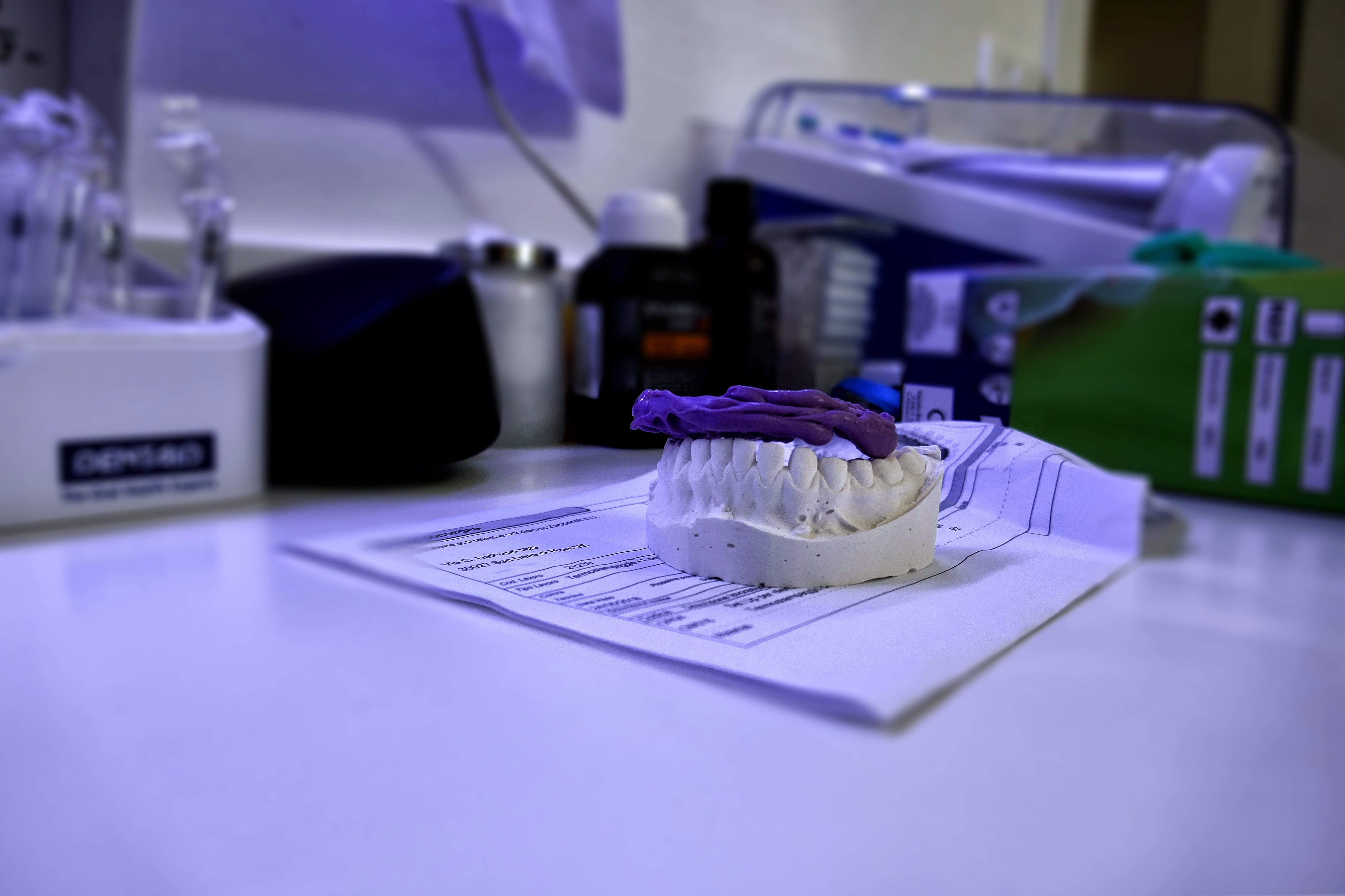 freshness, focus on foreground, odontologist, doctor, business, dental, container, paper, no people, medicine, white, bottle, care, hygiene, dentist, food and drink, HD Wallpaper