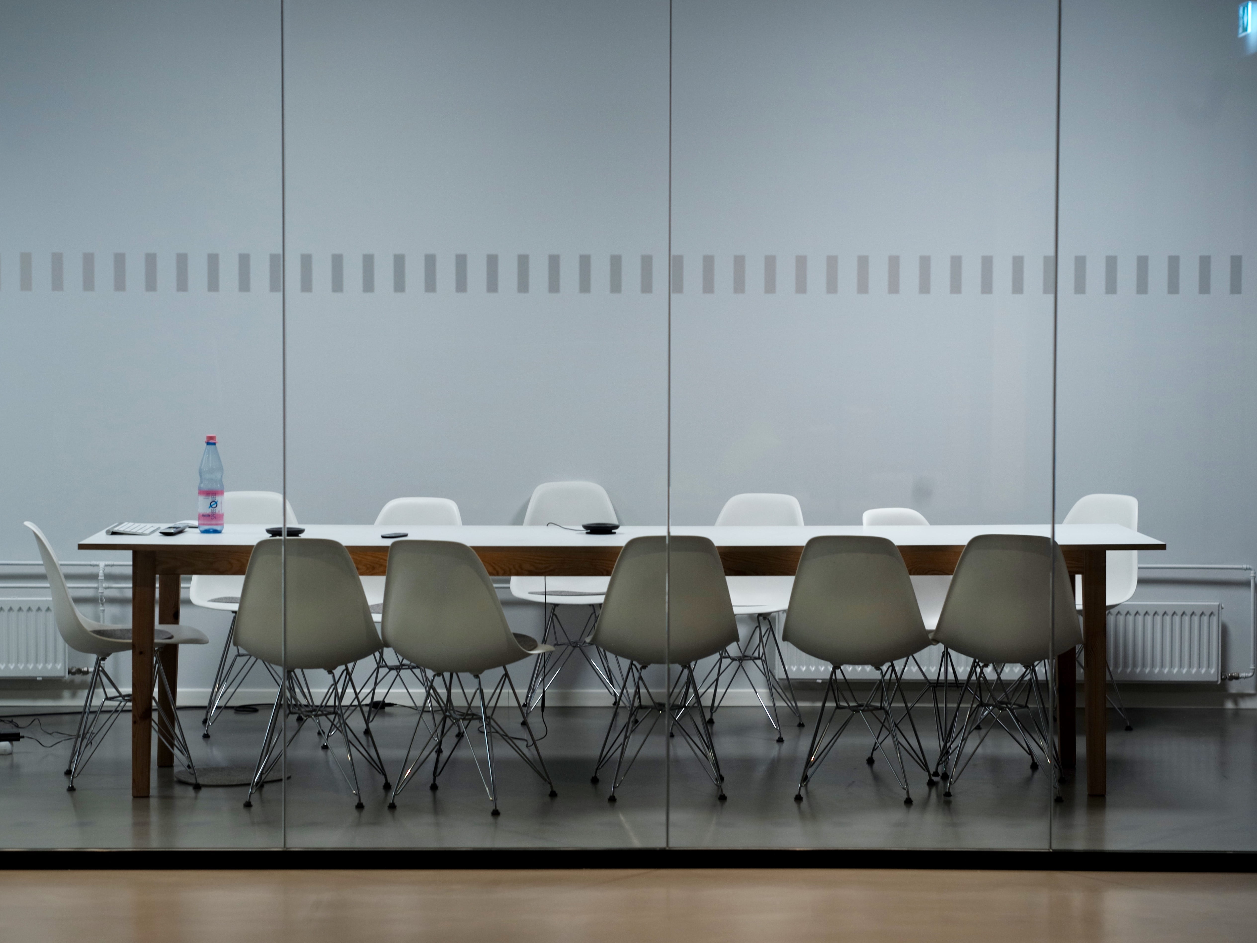 electric lamp, floor, 4K, furniture, bottle, boardroom, space, lighting equipment, wall, silla, meeting room, building, water, school, absence, business, HD Wallpaper