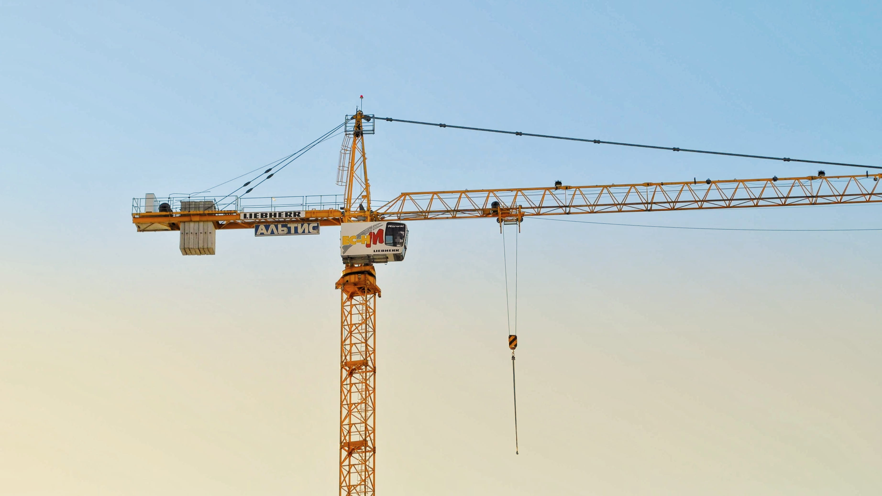 minimalizm, low angle view, construction machinery, oilfield, development, architecture, місто київ, crane, building, yellow, industry, construction industry, HD Wallpaper