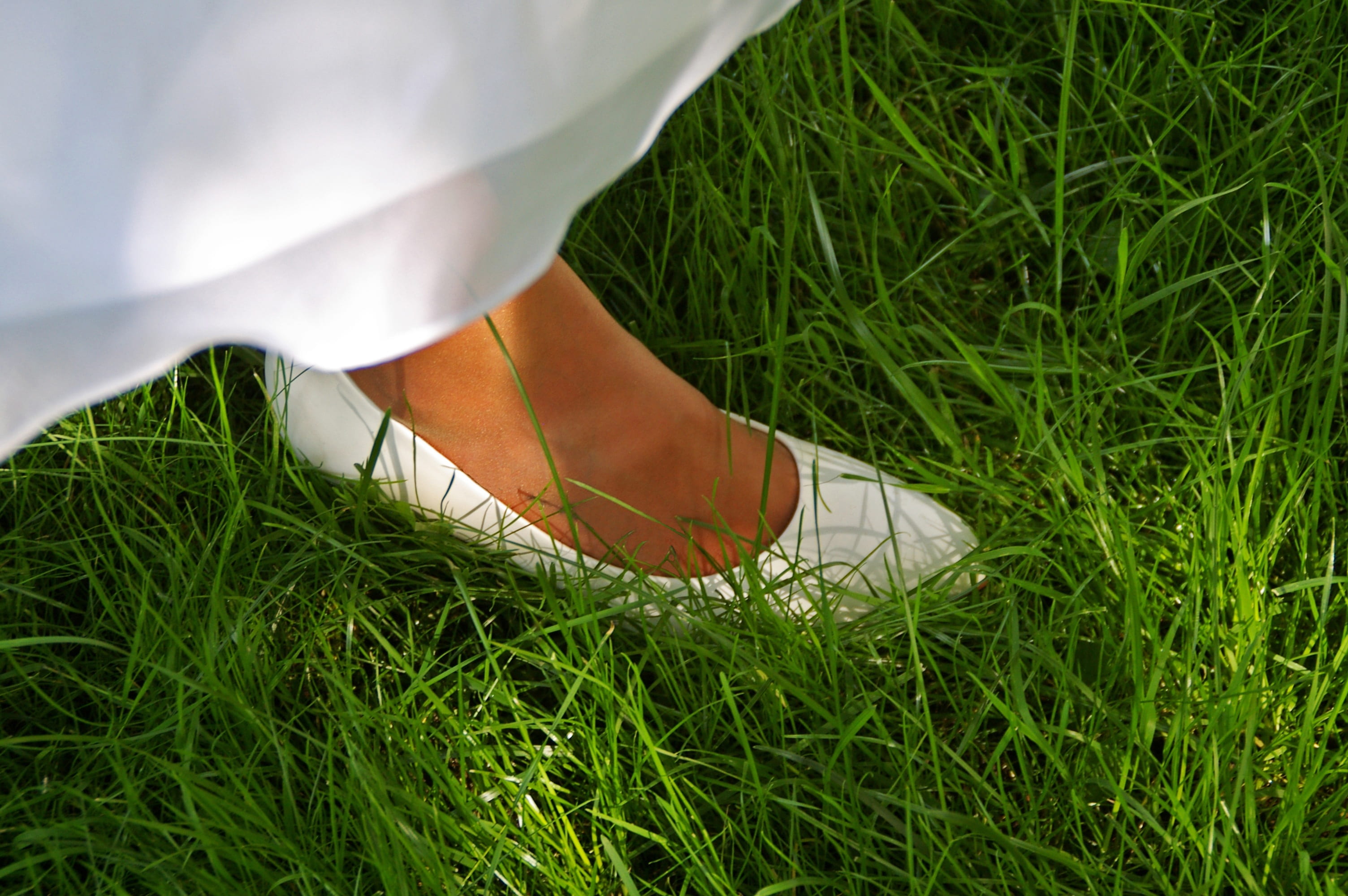 married, romantic, land, run, lifestyles, plant, shoes, dress, body part, human leg, human, festive, leisure activity, love, woman, human limb, white, wedding feast, HD Wallpaper