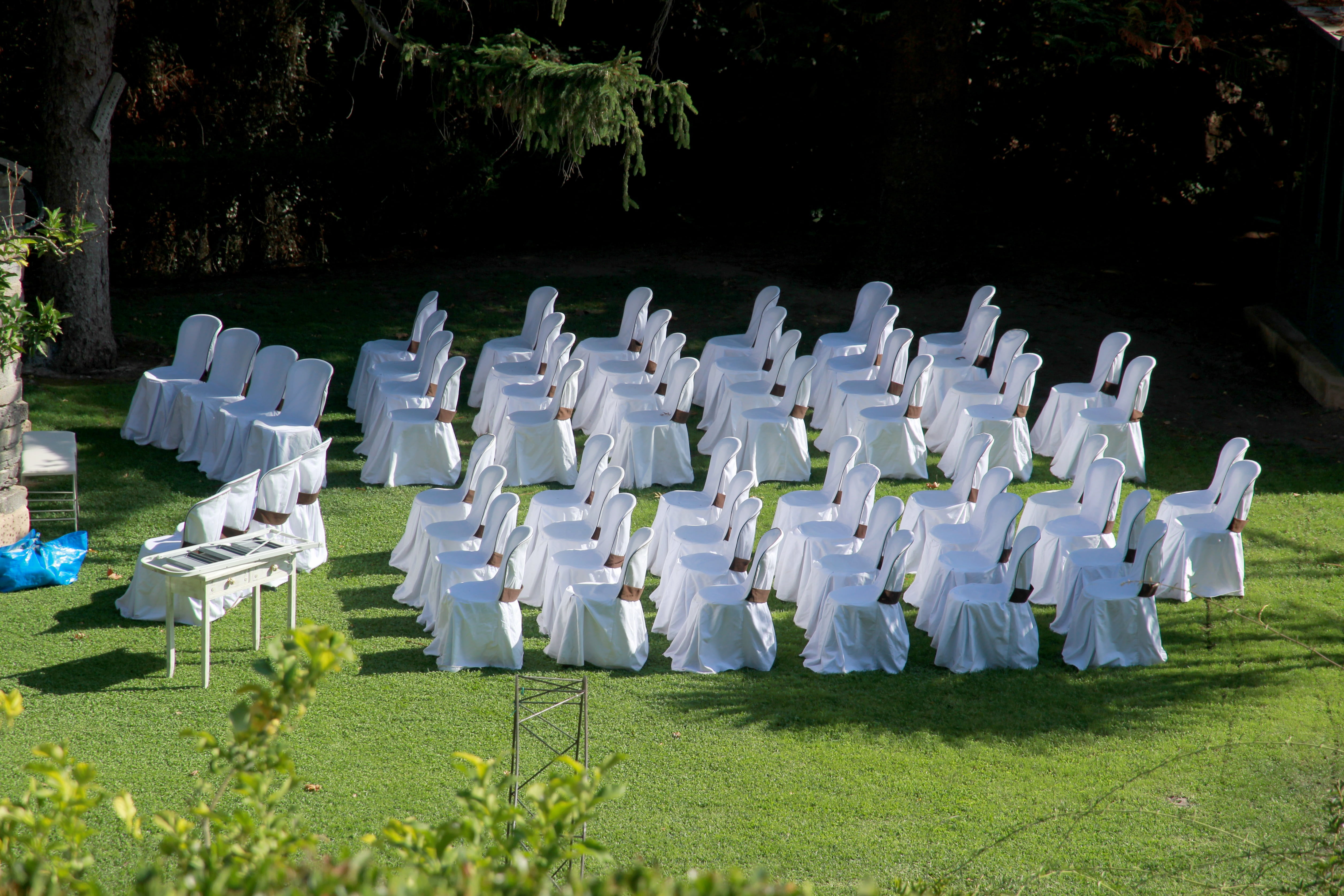 arrangement, horizontally, chairs, chair, field, furniture pieces, community, day, filed, white, lawn, wedding, green color, order, series, event, no people, HD Wallpaper