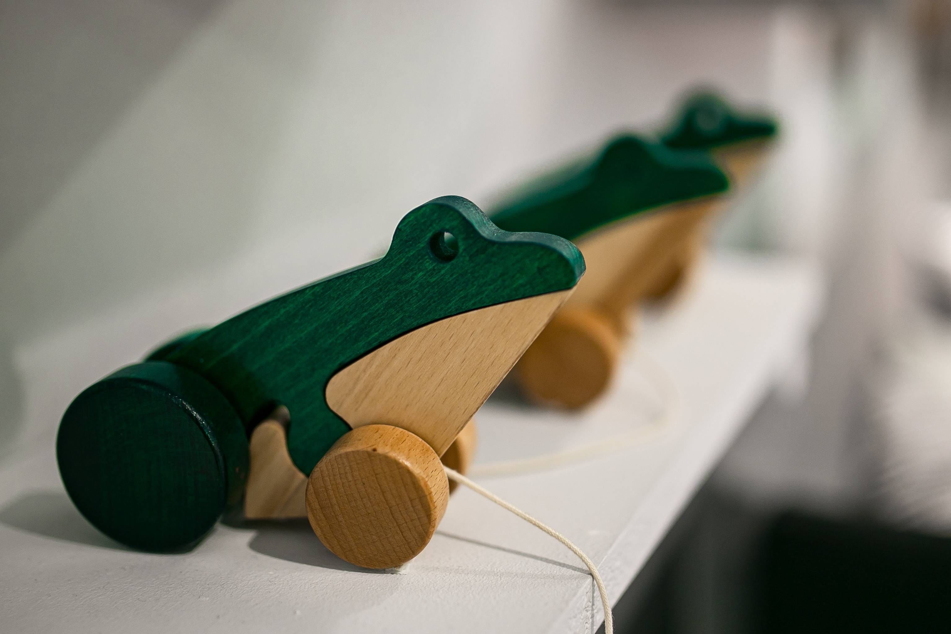 figurine, no people, wooden, selective focus, wood - Material, frogs, representation, textile, day, animal, creativity, focus on foreground, strings, indoors, HD Wallpaper