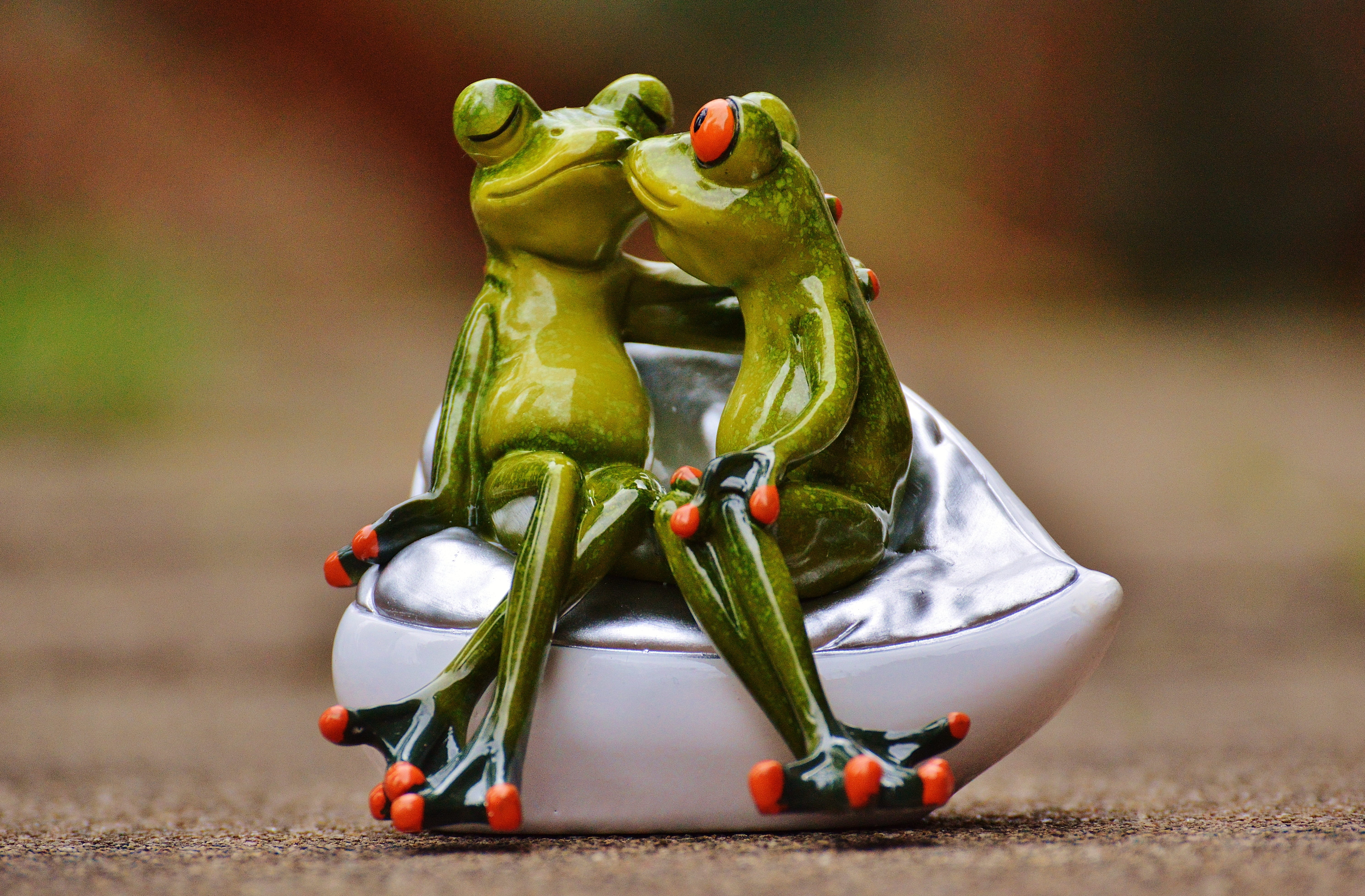 cute, rendevous, two, couple, cuddle, no people, happy, pair, tenderness, focus on foreground, figurine, combines, kiss, fun, toy, sofa, connectedness, HD Wallpaper