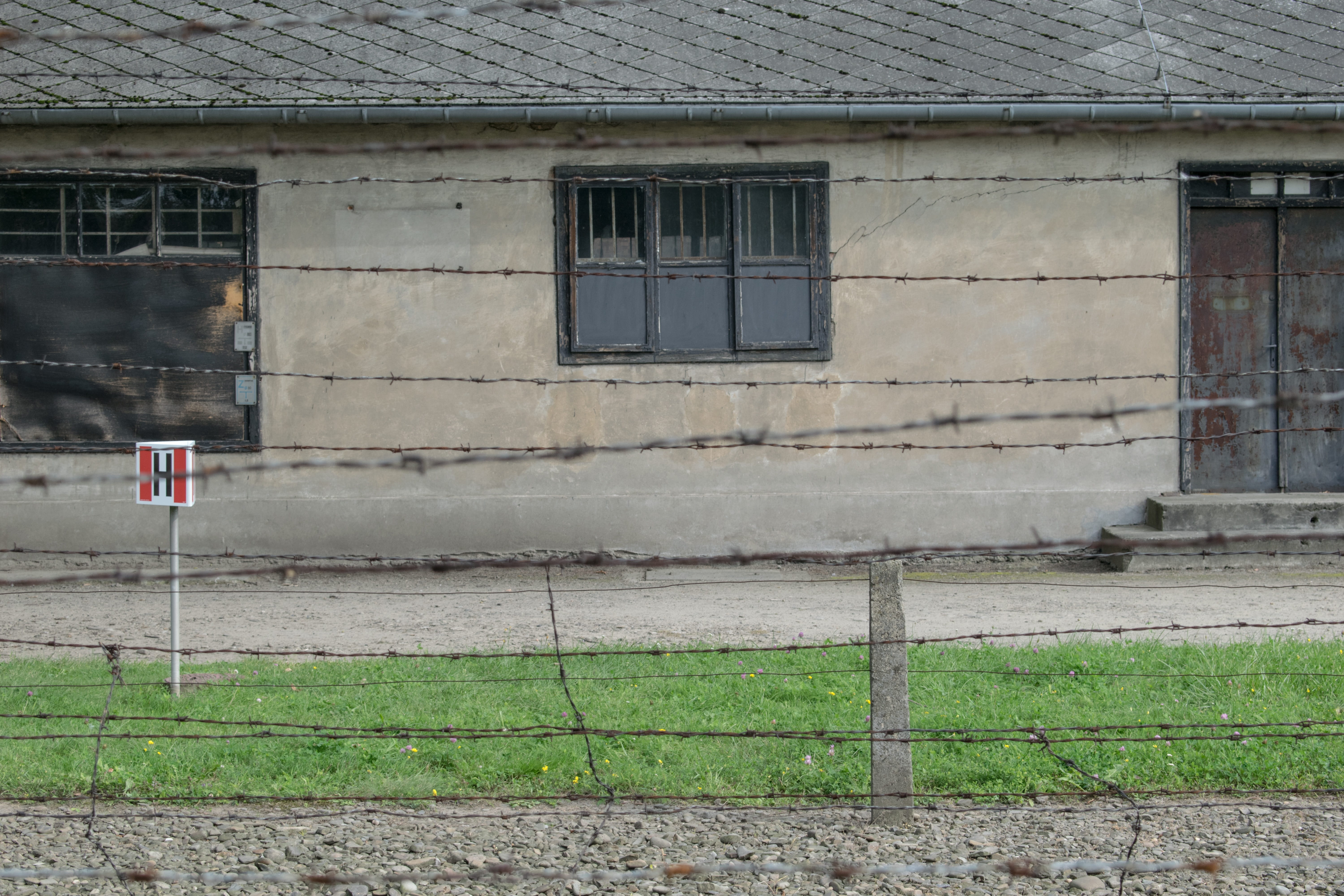 window, barbed wire, crime, birkenau, 5K, Architecture, barbwire, 1939, world war ii, fence, tourist destination, building exterior, sign, nazism, memorial, HD Wallpaper