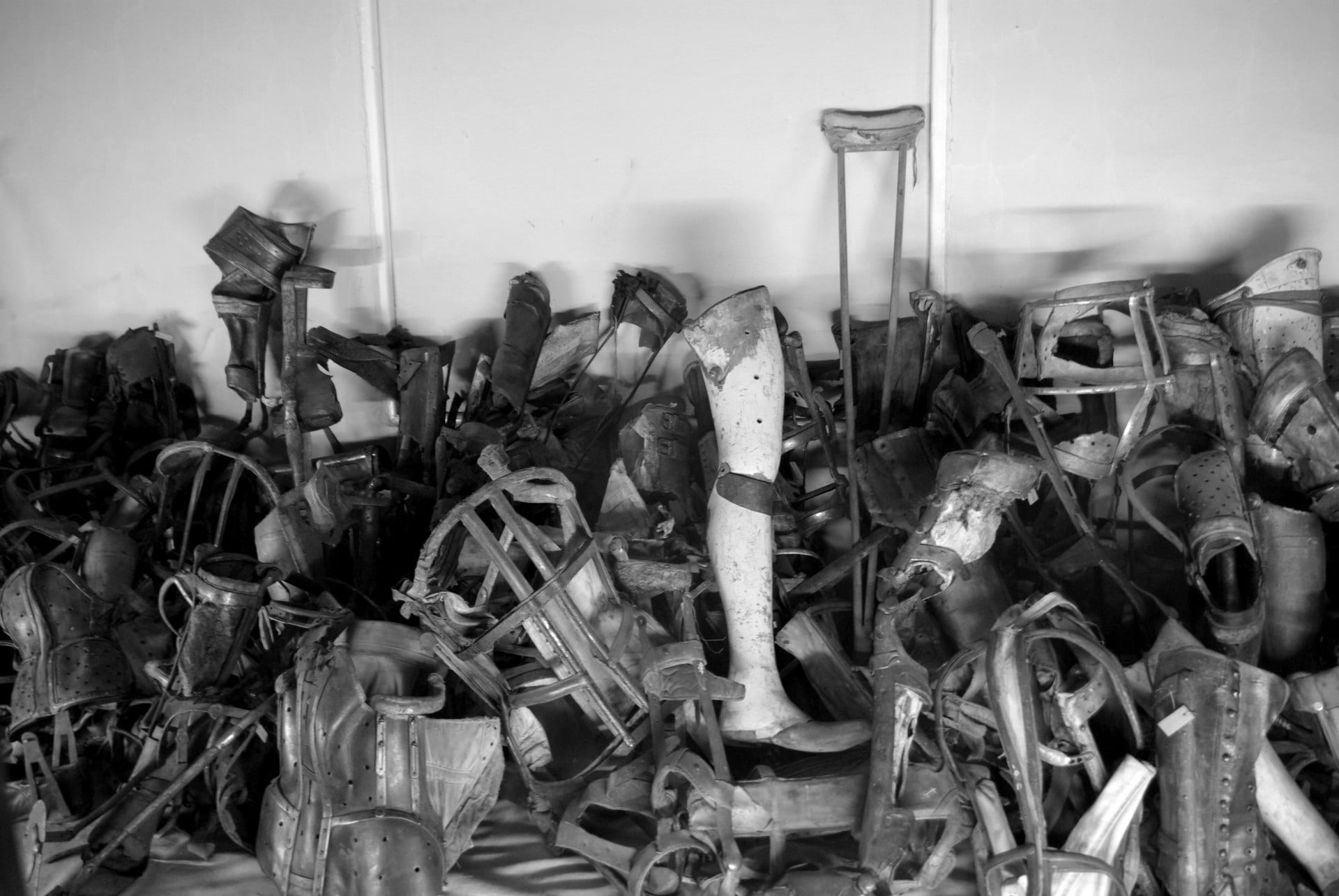 camp, auschwitz, concentration camp, large group of objects, run-down, oswiecim, obsolete, deterioration, supports, concentration, stack, leg, indoors, HD Wallpaper