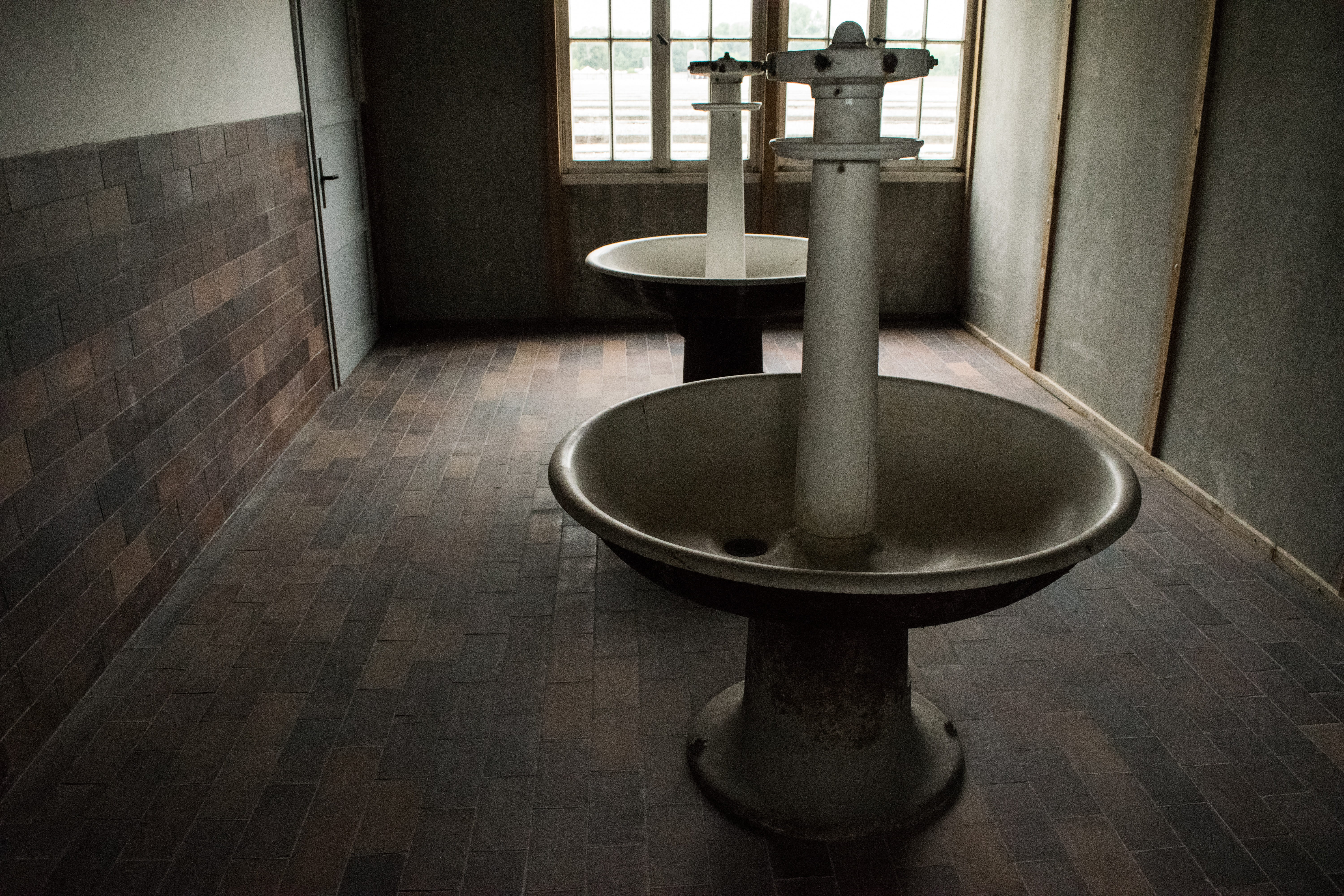 abandoned, crematory, prison, accommodation, 1939, tile, old, 5K, day, Germany, bathroom, old-fashioned, war, holocaust memorial, concentration camp, architecture, HD Wallpaper