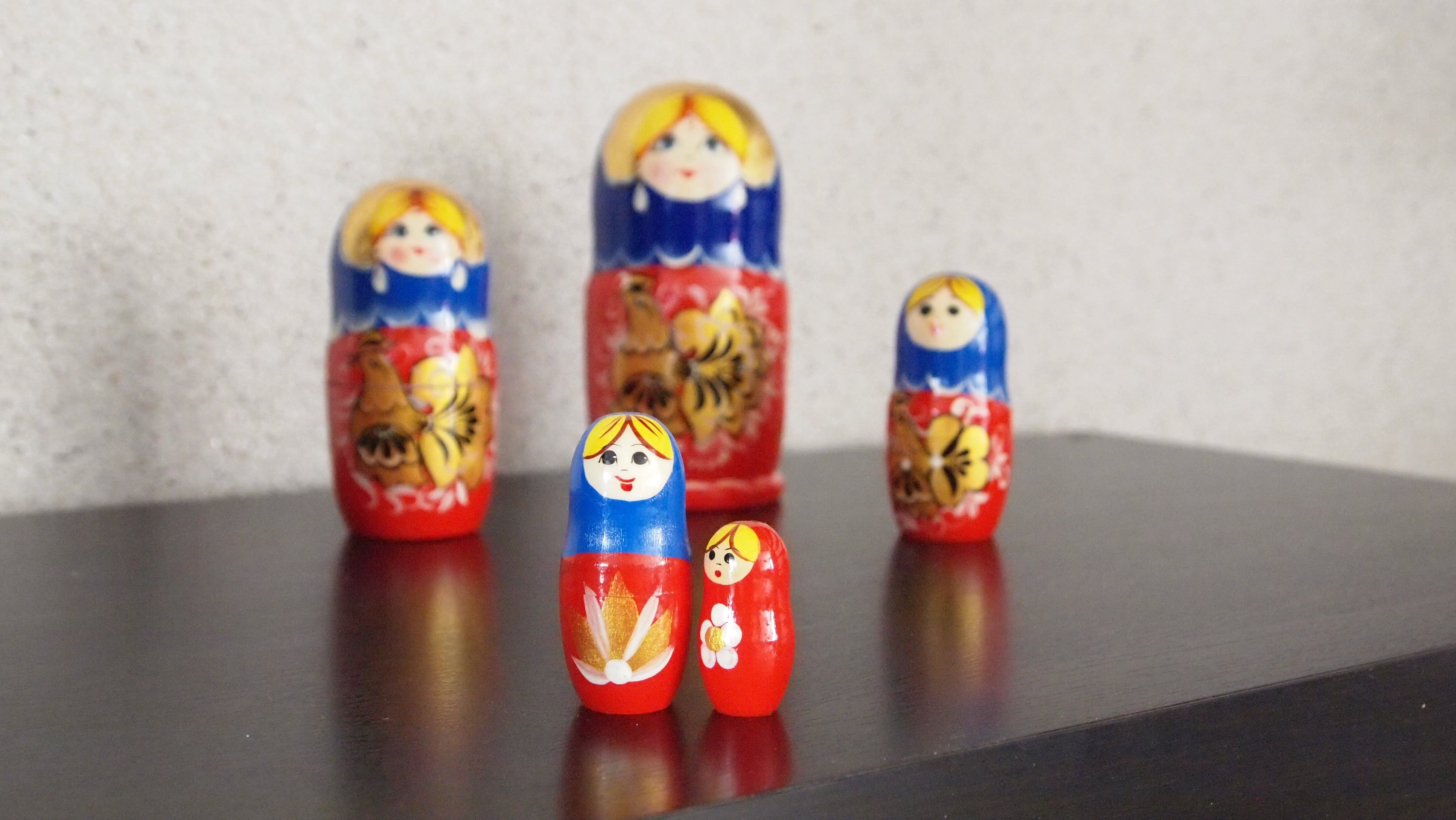 colorful, indoors, closet, medium group of objects, 4K, russian Nesting Doll, wood - Material, close-up, human representation, table, no people, in a row, HD Wallpaper