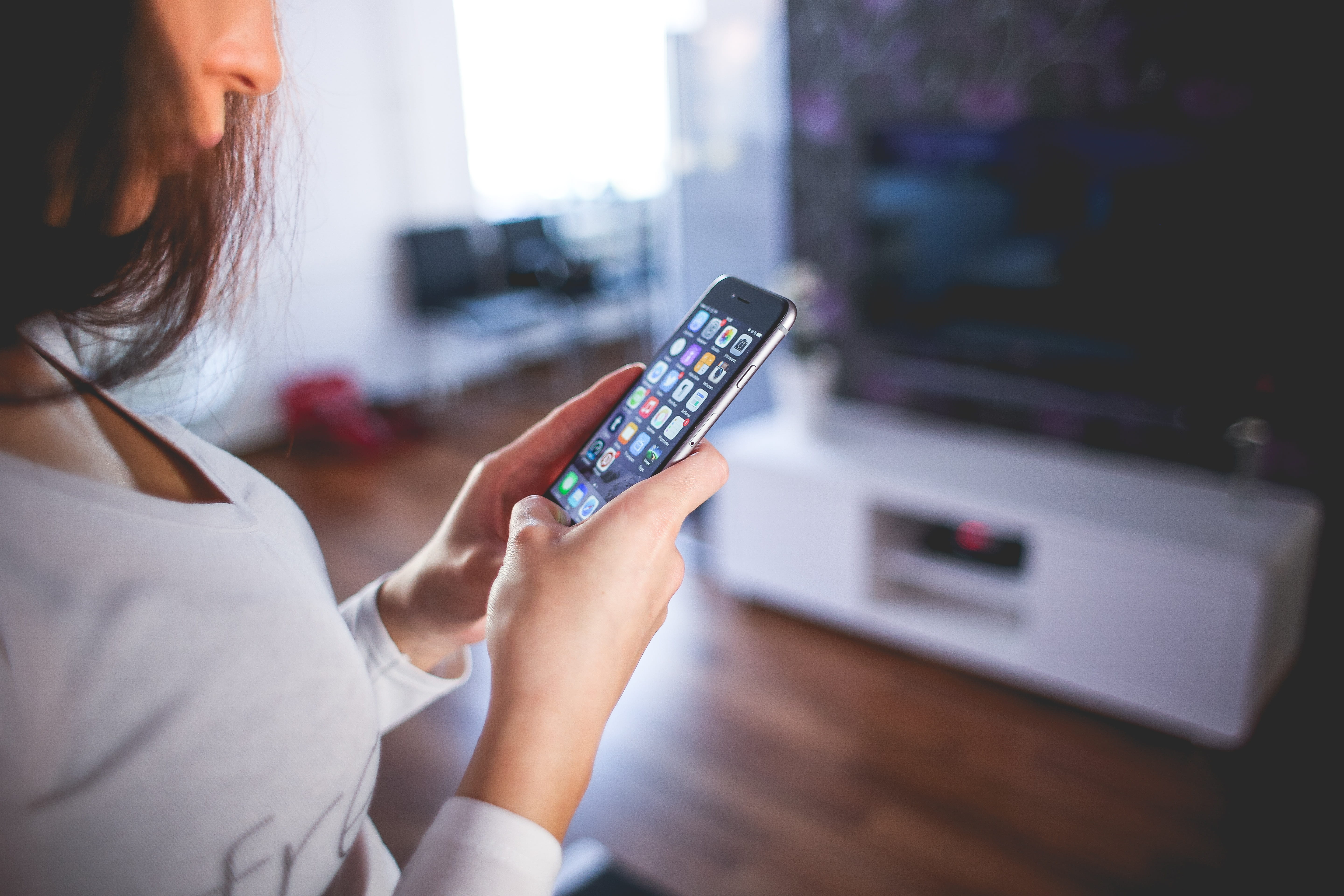 scene, girl, ios, mobile, control, ui, women, focus, neck, motivation, females, 5K, app, remote control, achieve, shallow, mid adult, ux, wireless technology, HD Wallpaper