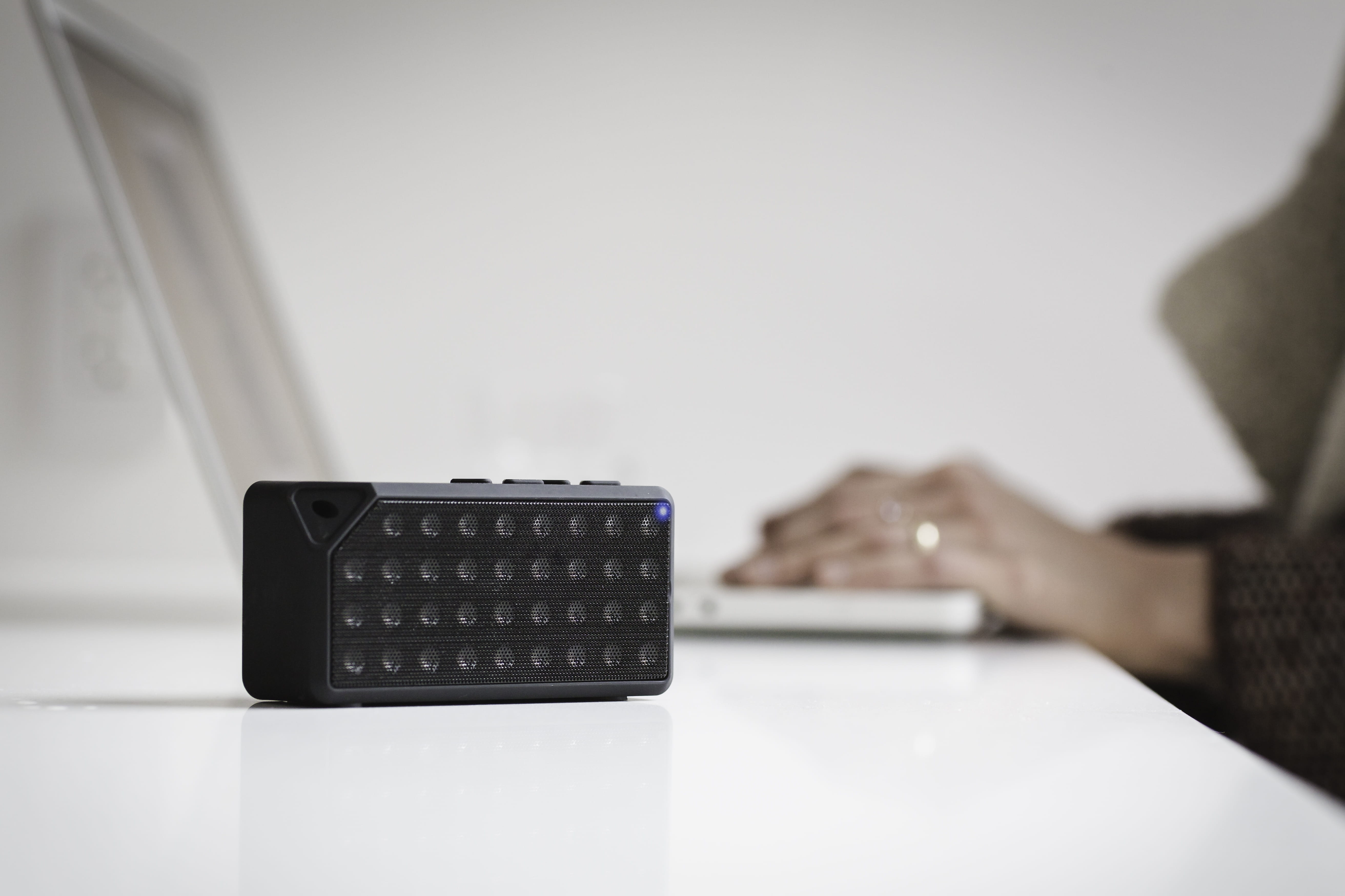 close-up, relaxation, indoors, technology, selective focus, blur, room, 5K, office, communication, laptop, watching tv, keyboard, remote control, touch, HD Wallpaper