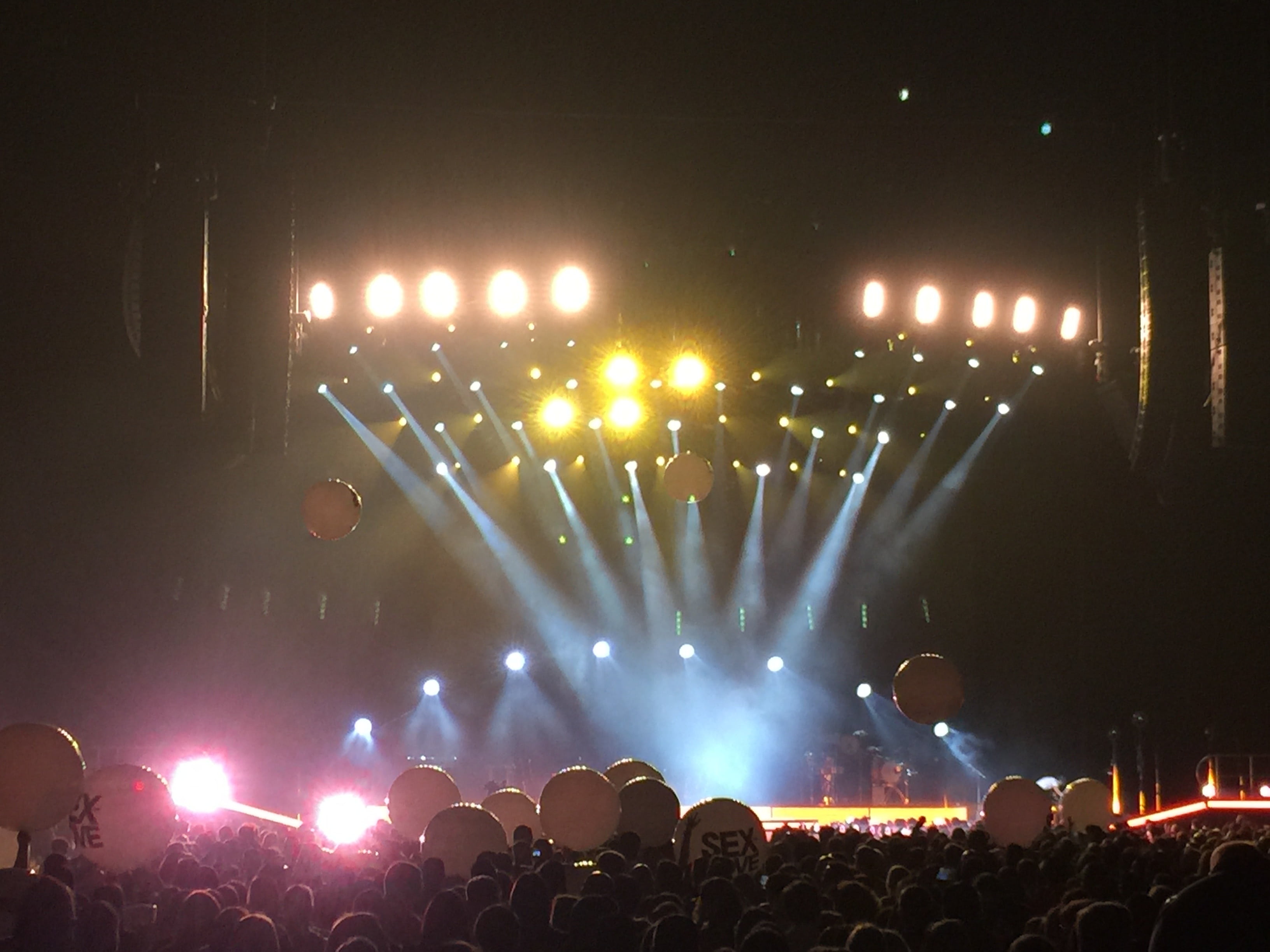 happy, show, illuminated, stage - performance space, popular music concert, celebration, 2K, spectator, club, group of people, night, people, human, arms raised, HD Wallpaper