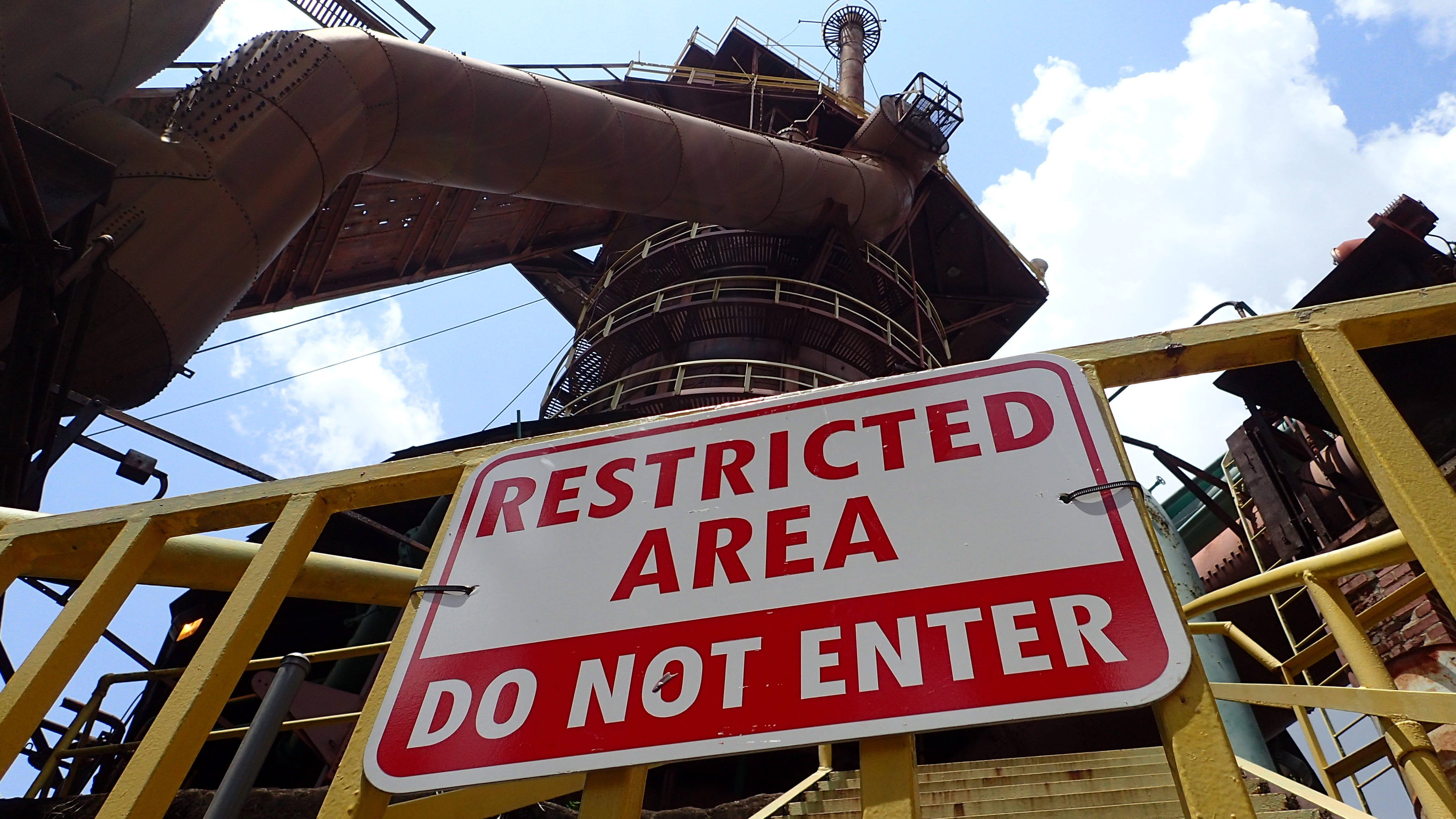 capital letter, construction site, communication, 4K, outdoors, low angle view, text, attention, architecture, building exterior, warning, western script, HD Wallpaper
