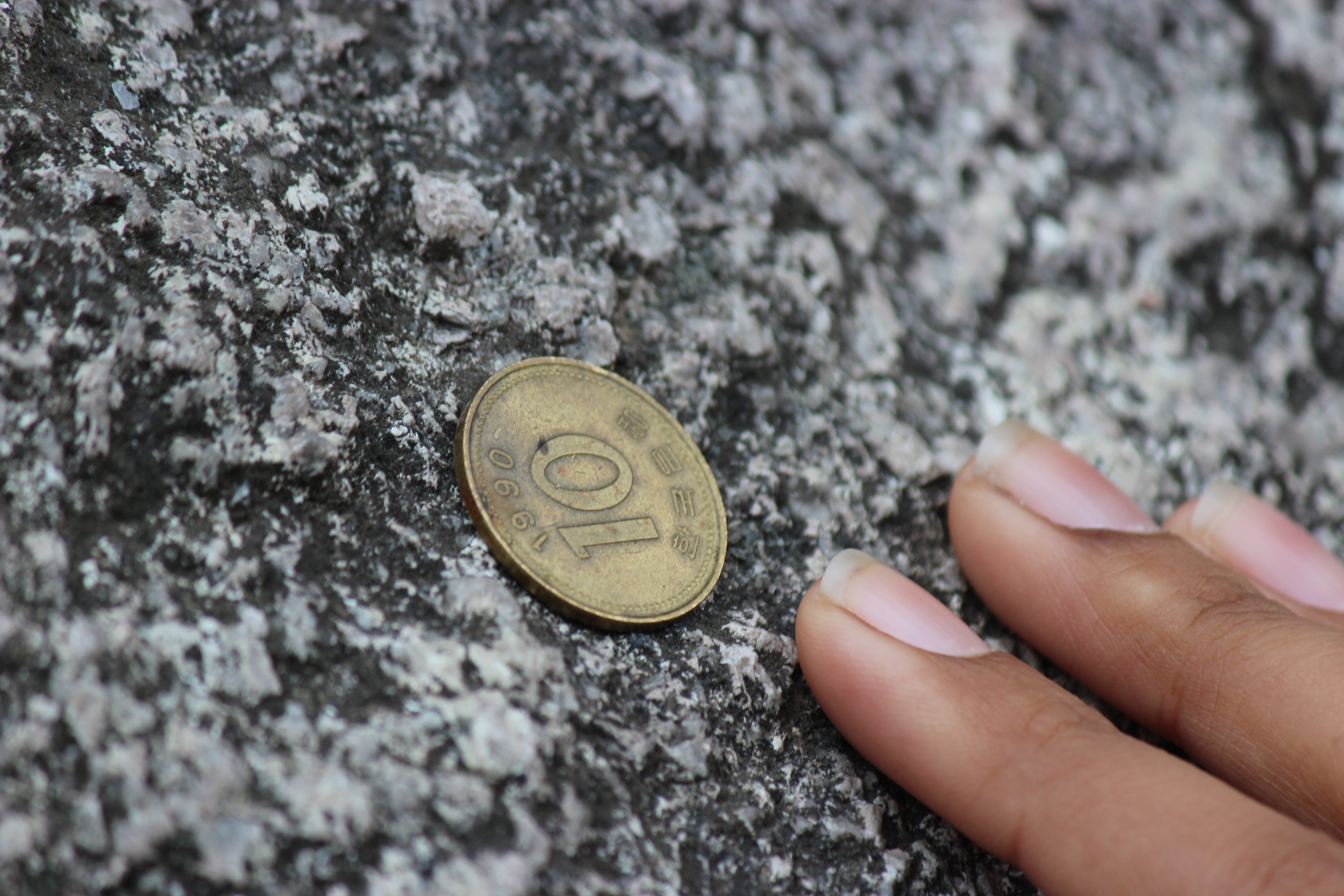 5K, close-up, human body part, human finger, business, human hand, metal, currency, body part, hand, money, finance, coin, solid, wealth, outdoors, selective focus, HD Wallpaper
