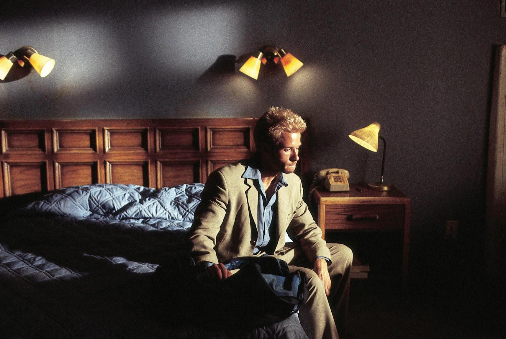 guy pearce, one Man Only, solitude, jacket, bed, notched, men, s, lighting equipment, sadness, contemplation, business, mature adult, young Adult, bedroom, HD Wallpaper