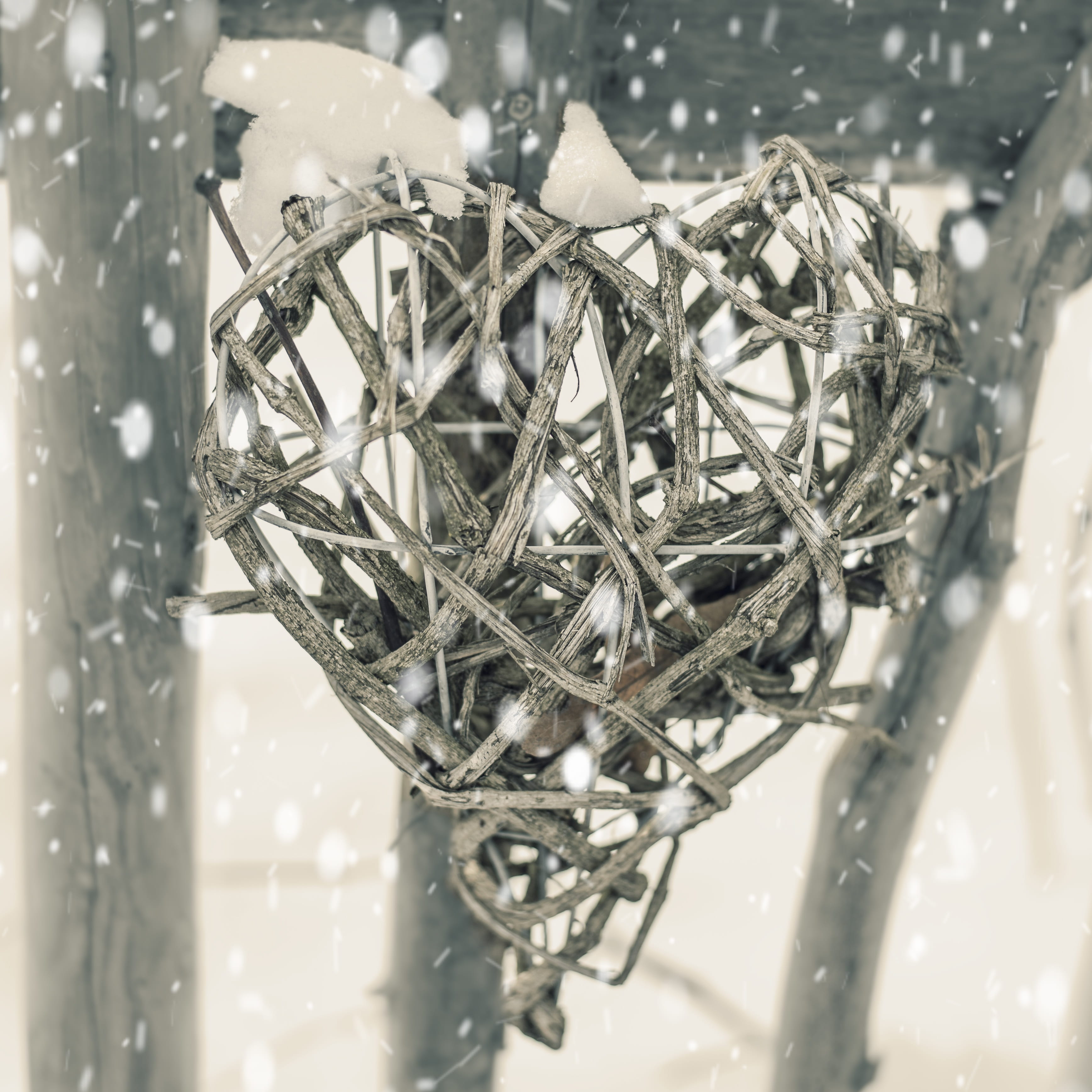 christmas time, relationship end, close-up, metal, silver colored, cold, shiny, lonely, indoors, still life, mourning, large group of objects, 2K, falling, Phone HD Wallpaper