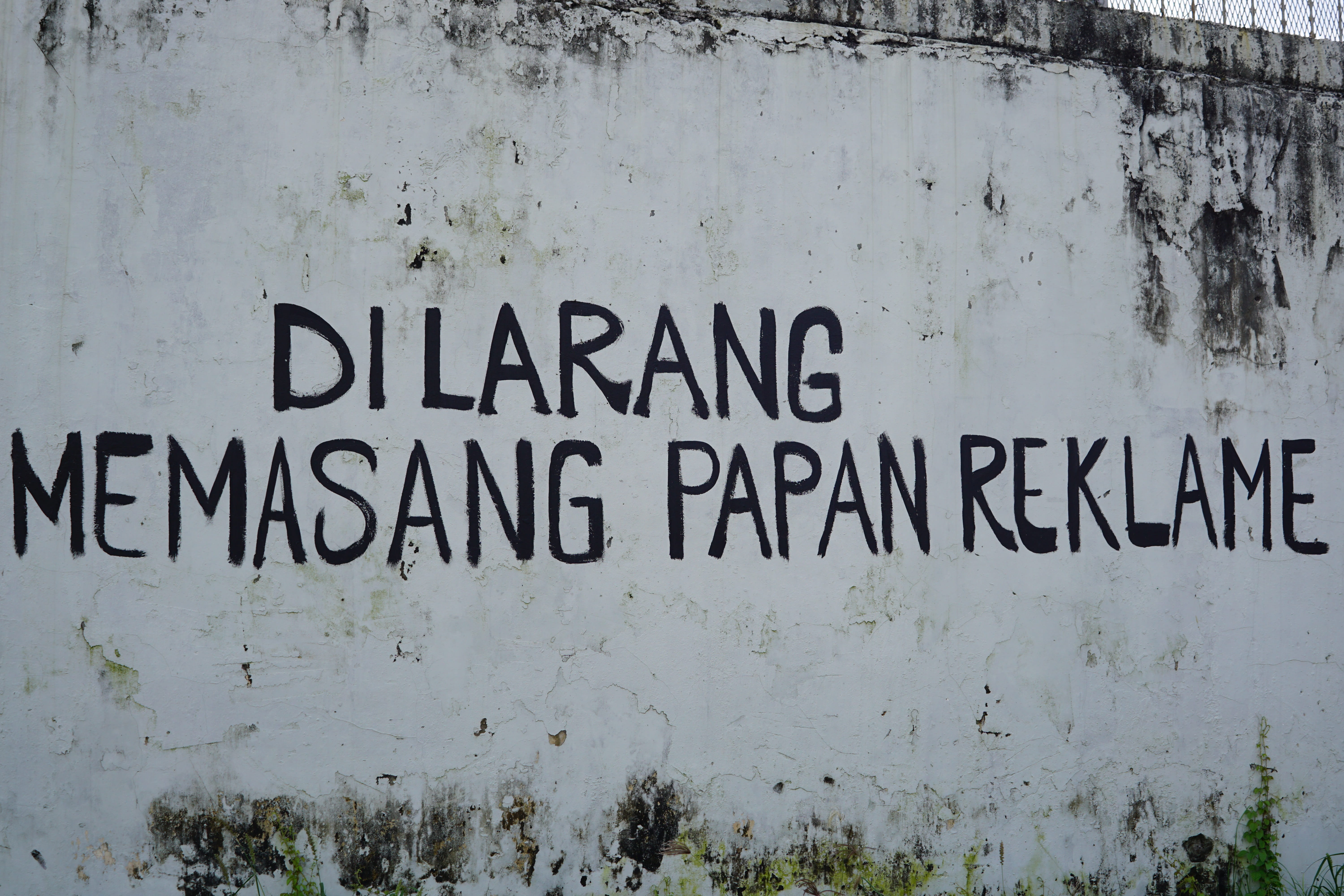 no people, bali, wall - building feature, day, tower, script, kerobokan, architecture, white, non-western script, 5K, wall smeared, information, graffiti, HD Wallpaper
