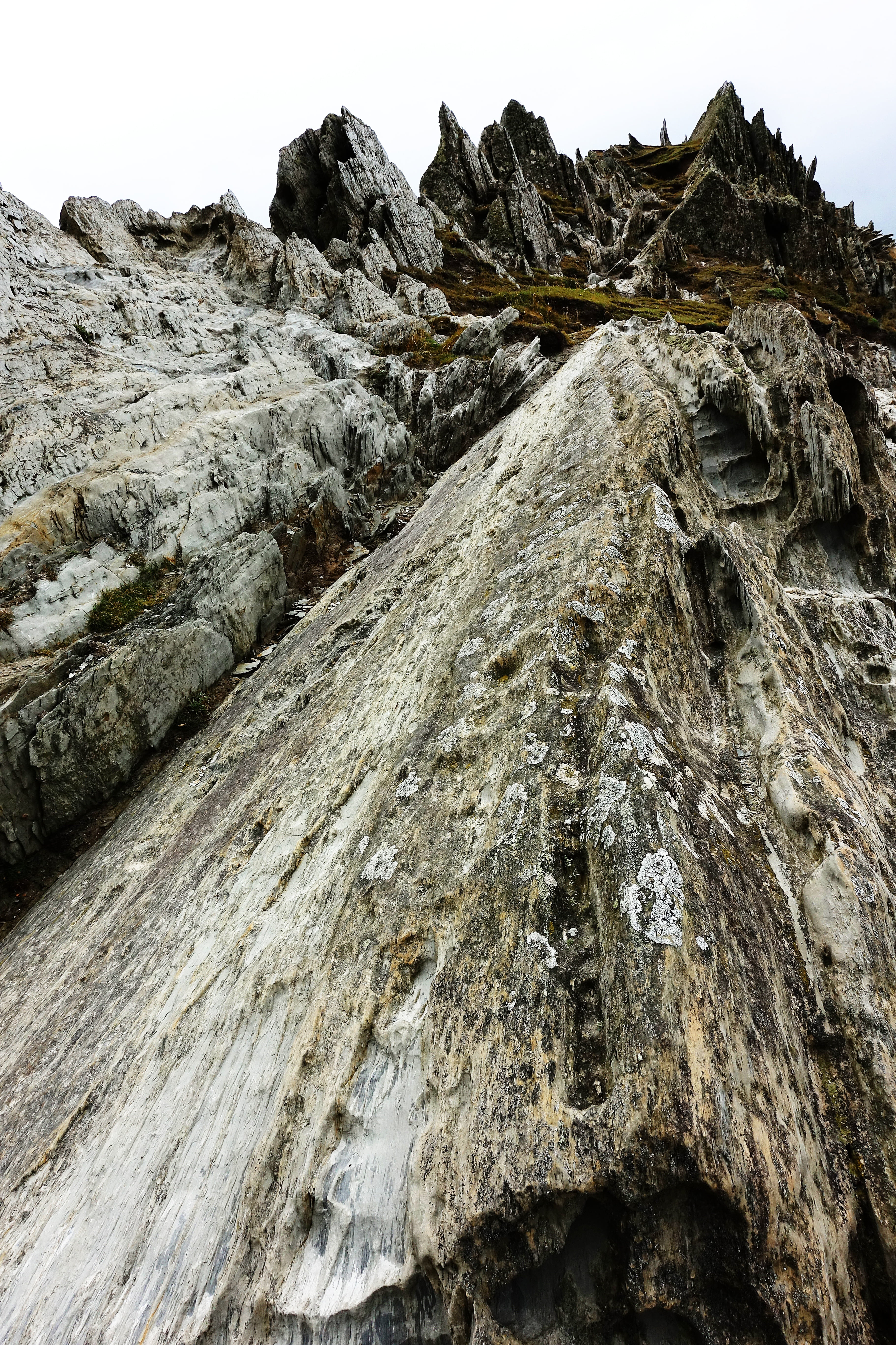 day, solid, erosion, environment, devon, geology, no people, beauty in nature, tilted, mountain peak, slate, flowing, rock - object, land, outdoors, tranquility, Phone HD Wallpaper